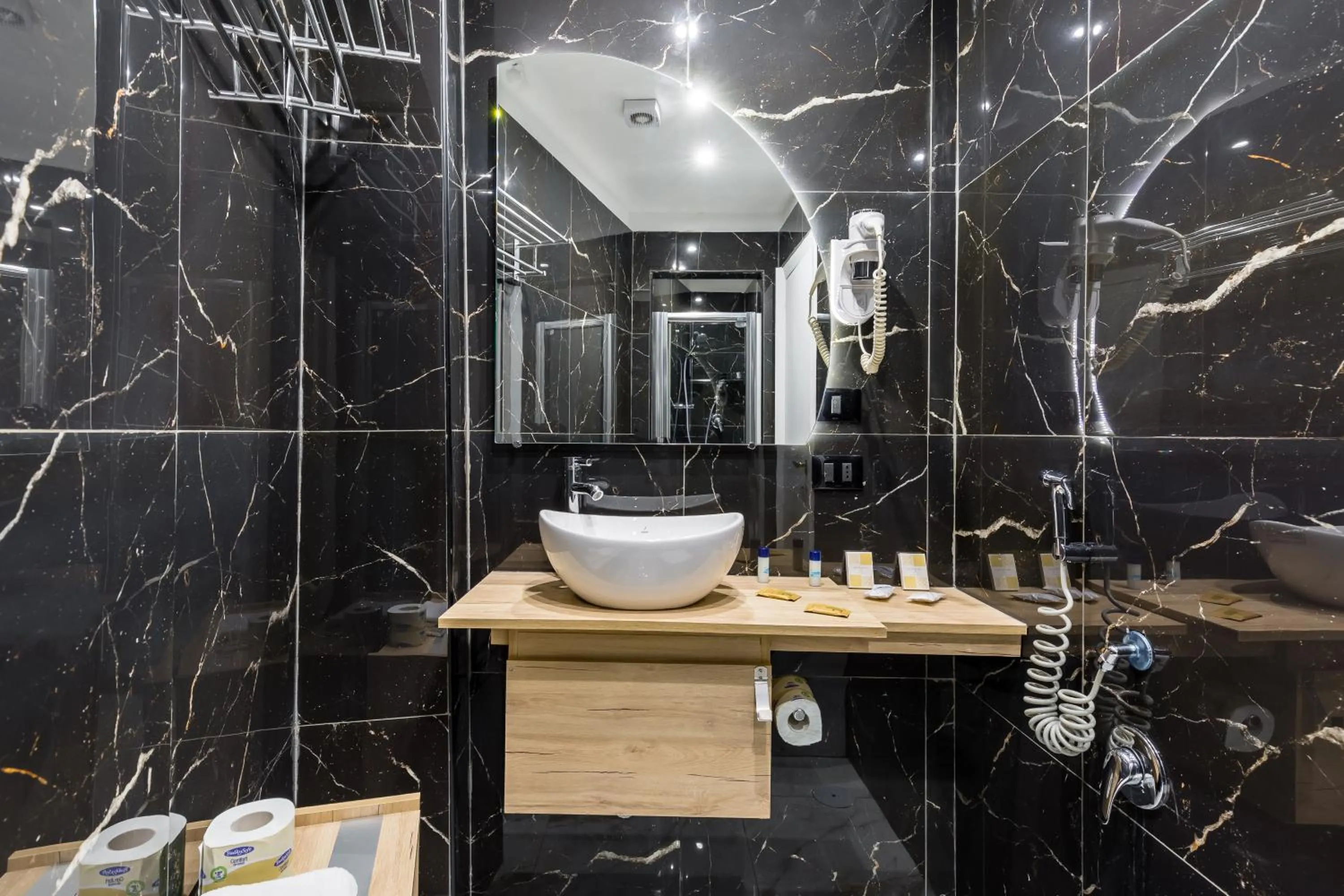 Shower in Hotel Sant'Angelo Palace