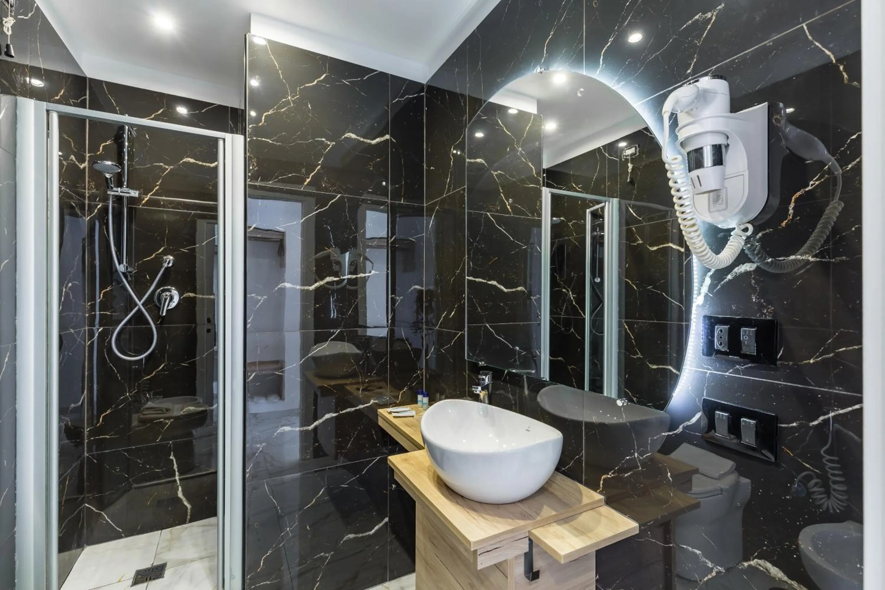 Shower in Hotel Sant'Angelo Palace