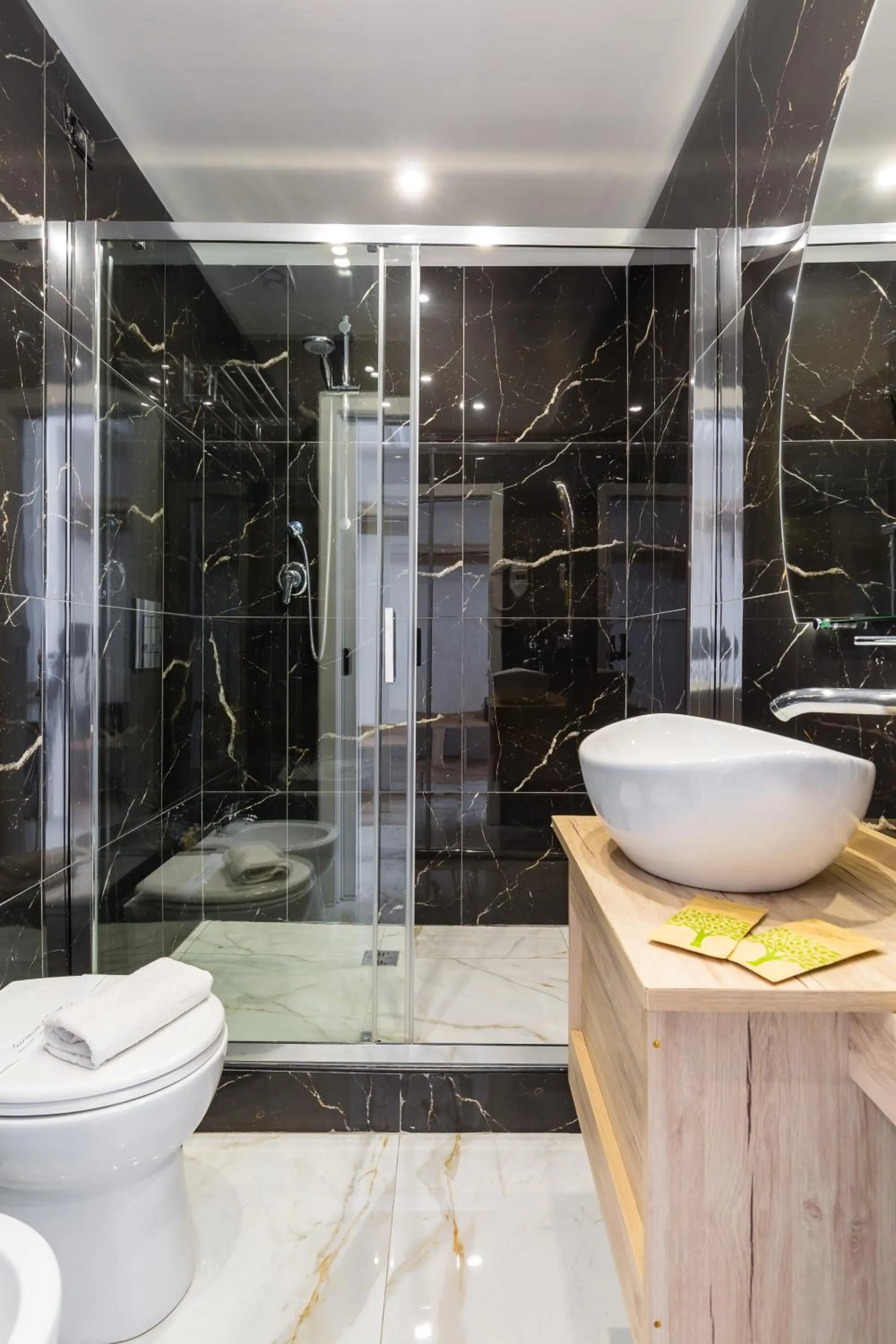 Shower in Hotel Sant'Angelo Palace