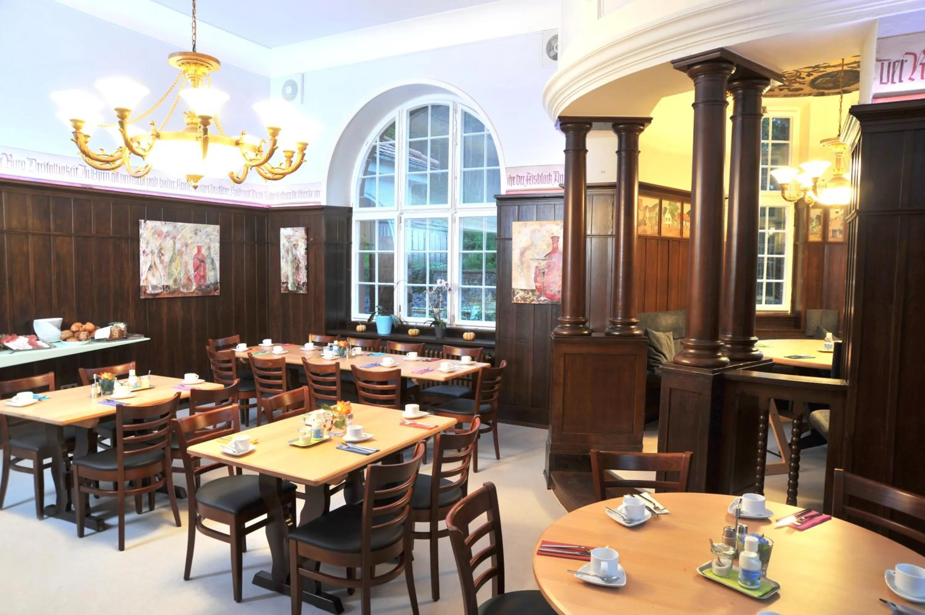 Restaurant/places to eat in Jugendstilhotel Trifels