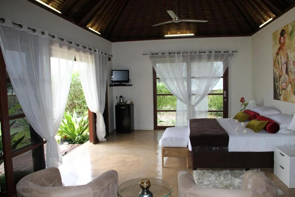 Photo of the whole room, Bed in Chuiba Bay lodge