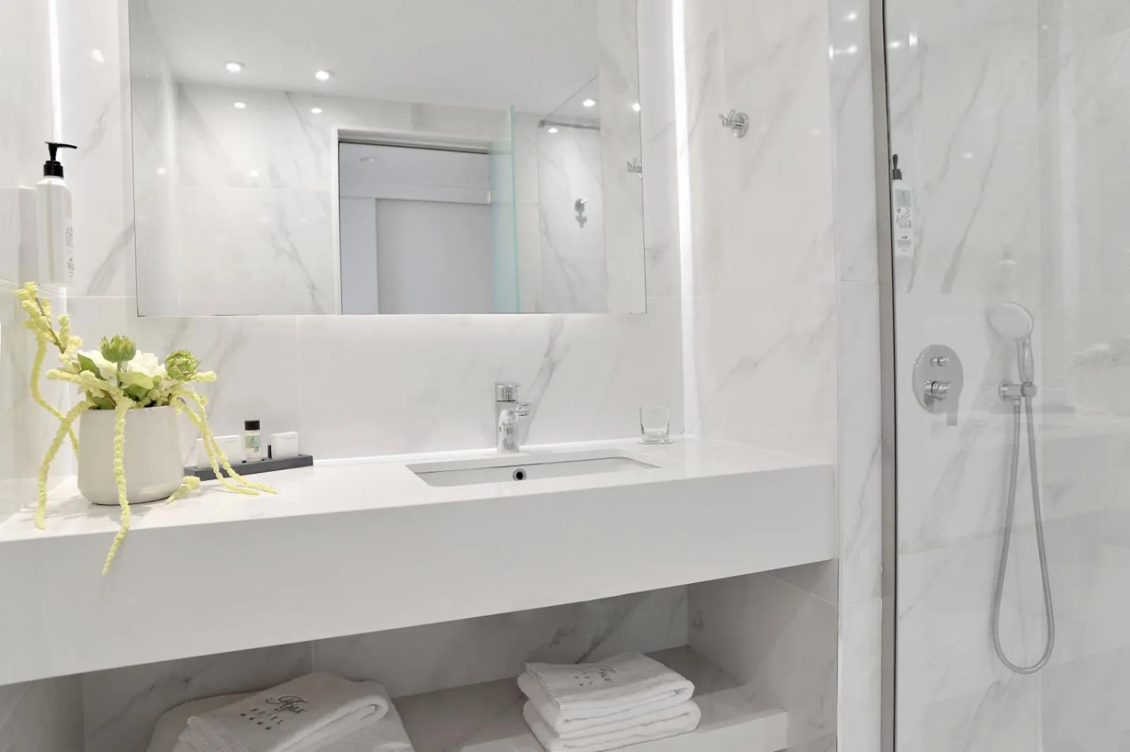 Shower in Ajax Hotel