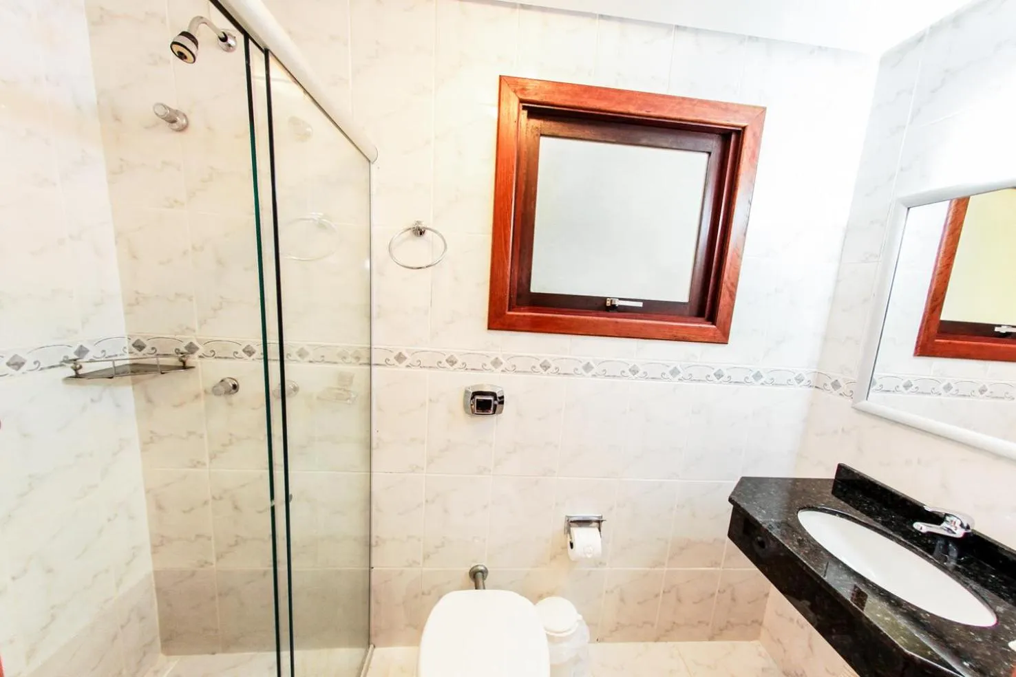 Toilet in Pousada Das Papoulas