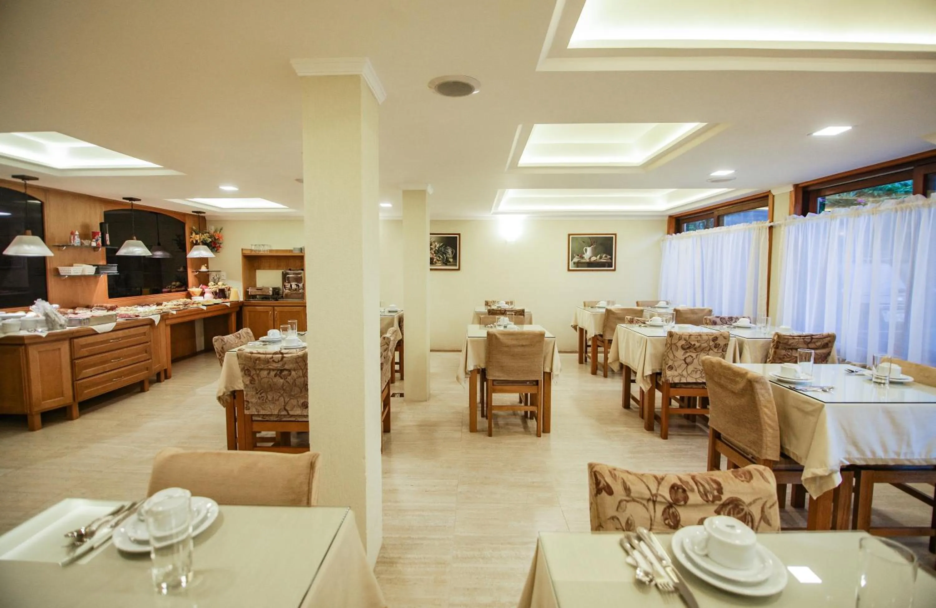 Restaurant/places to eat in Pousada Das Papoulas