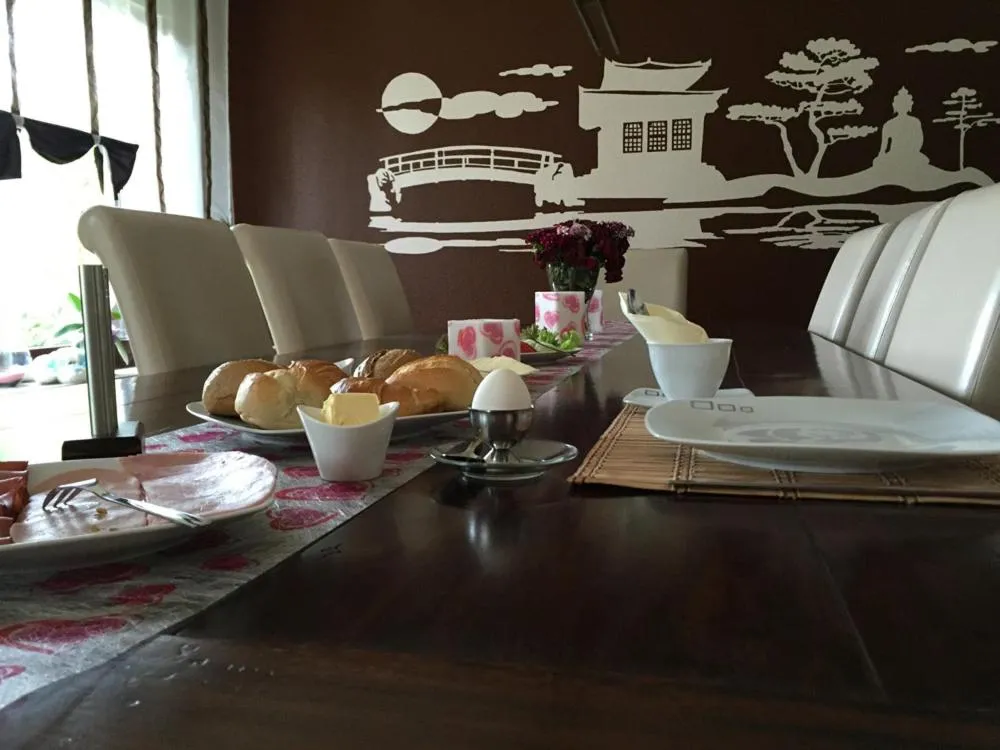 Breakfast in Privatunterkunft "An der Hecke"