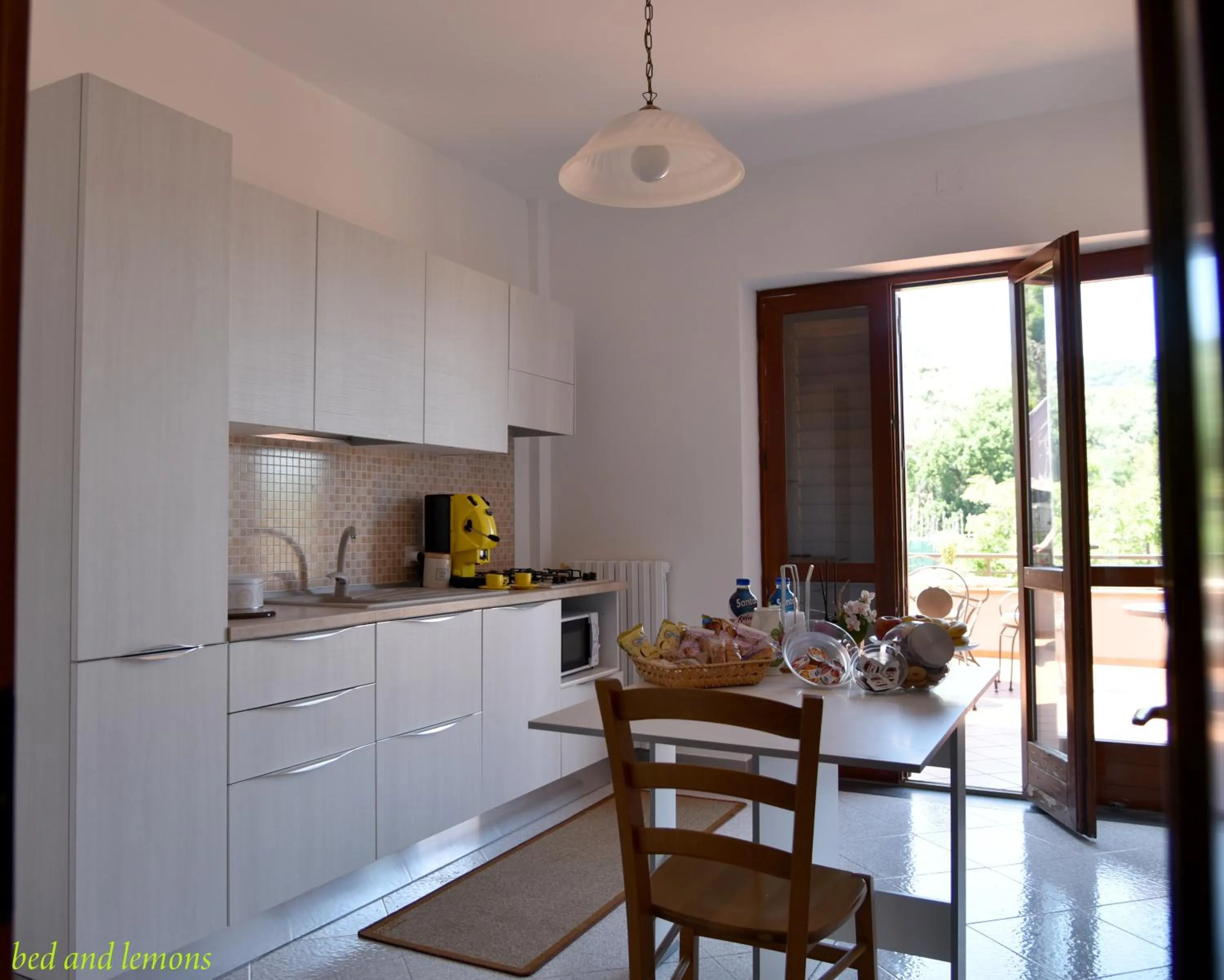 Kitchen or kitchenette in Bed and Lemons