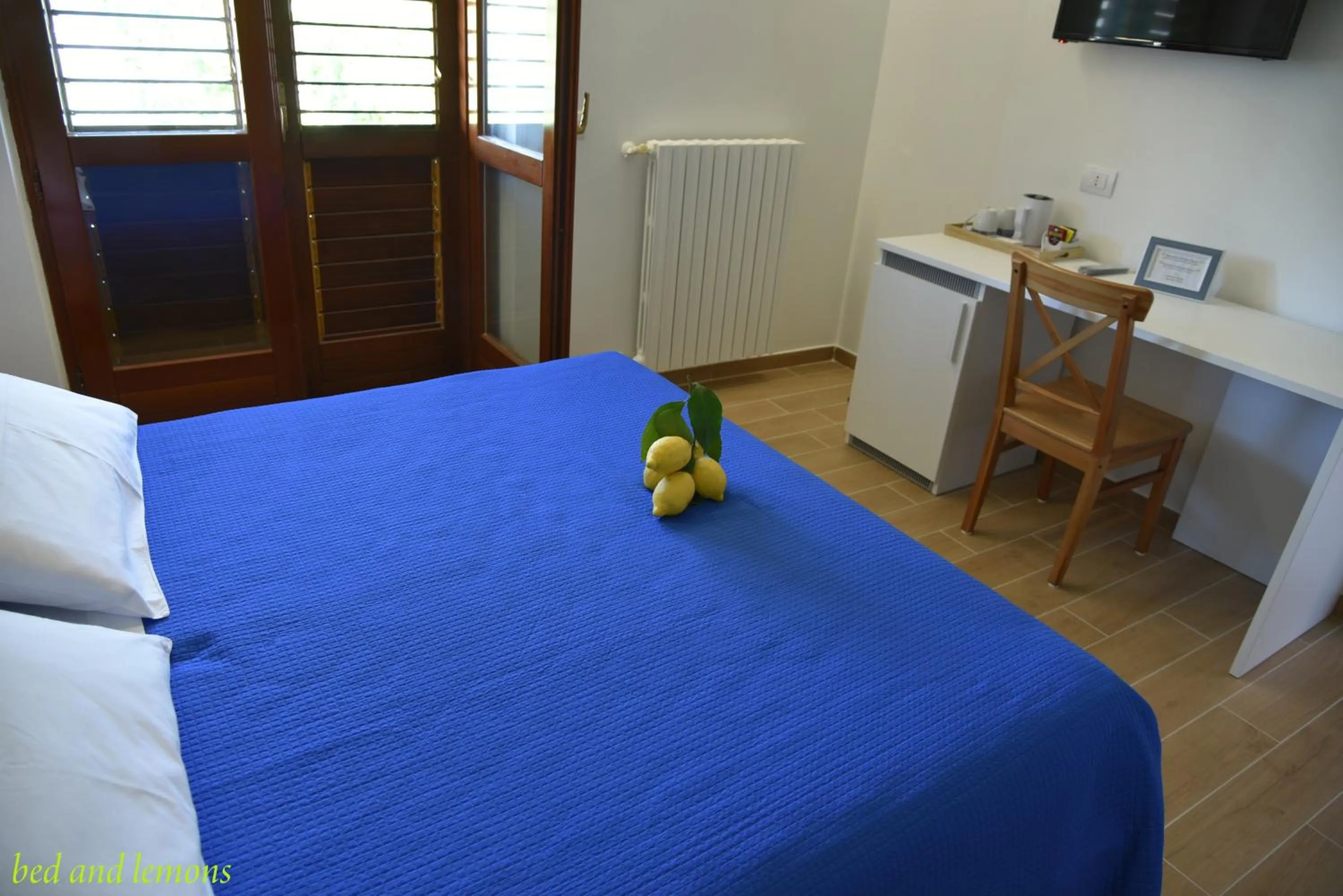 Photo of the whole room, Bed in Bed and Lemons