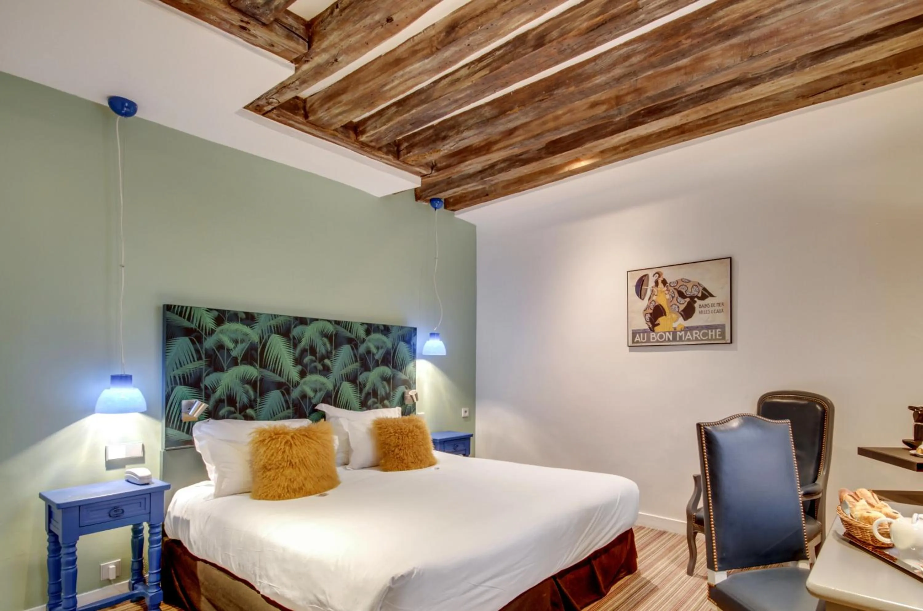 Bed in Hôtel Sèvres Saint Germain