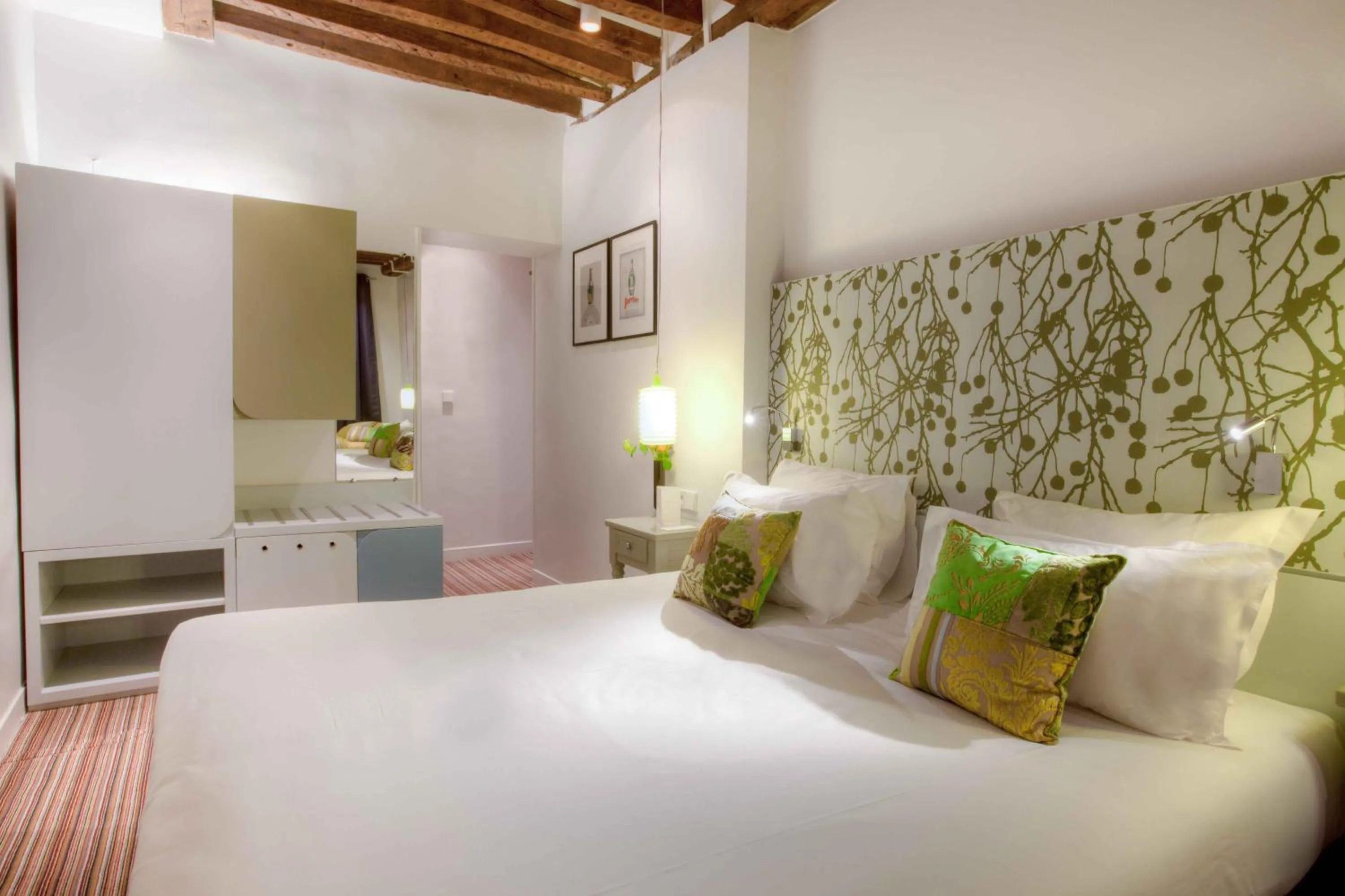 Bed in Hôtel Sèvres Saint Germain