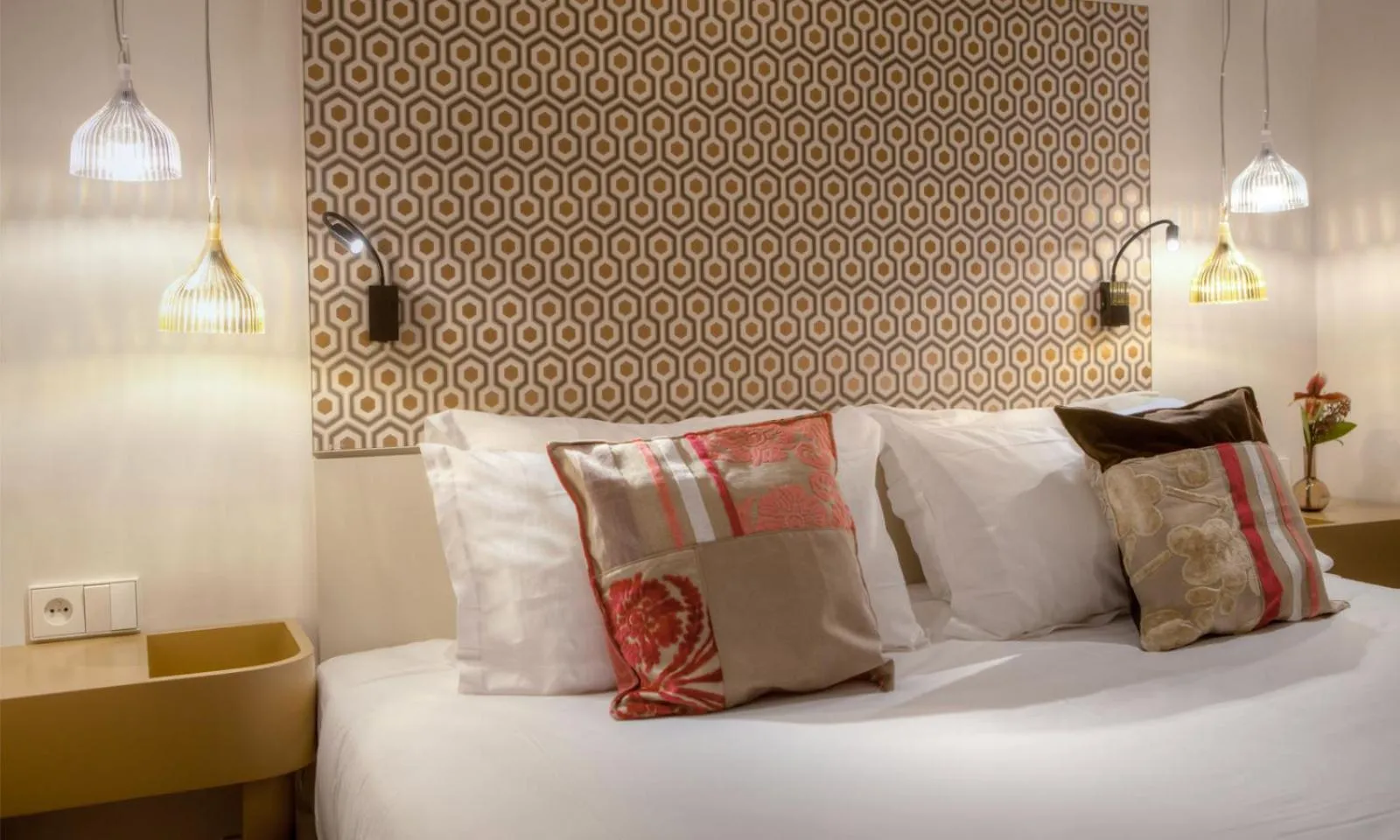 Bed in Hôtel Sèvres Saint Germain