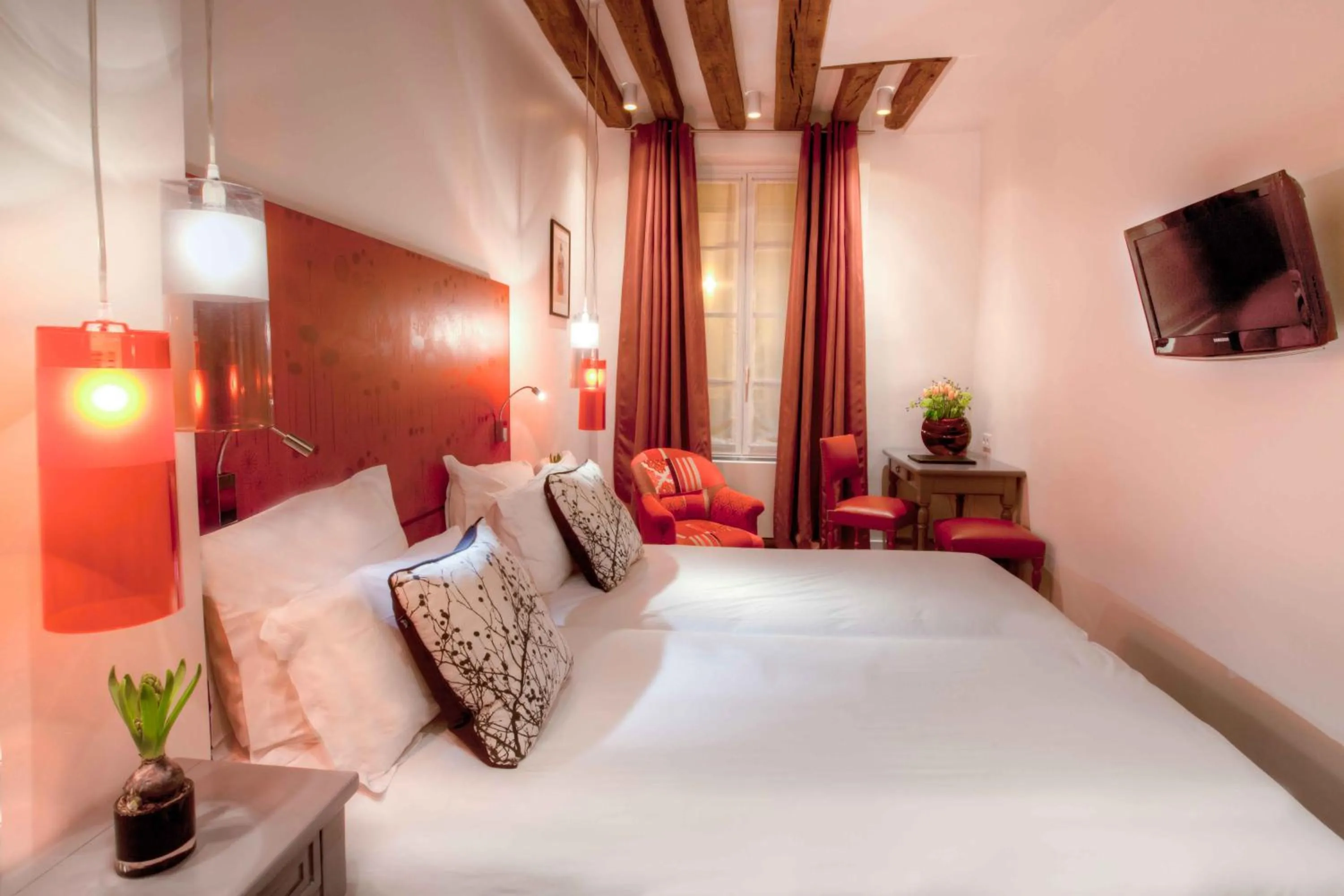 Bed in Hôtel Sèvres Saint Germain