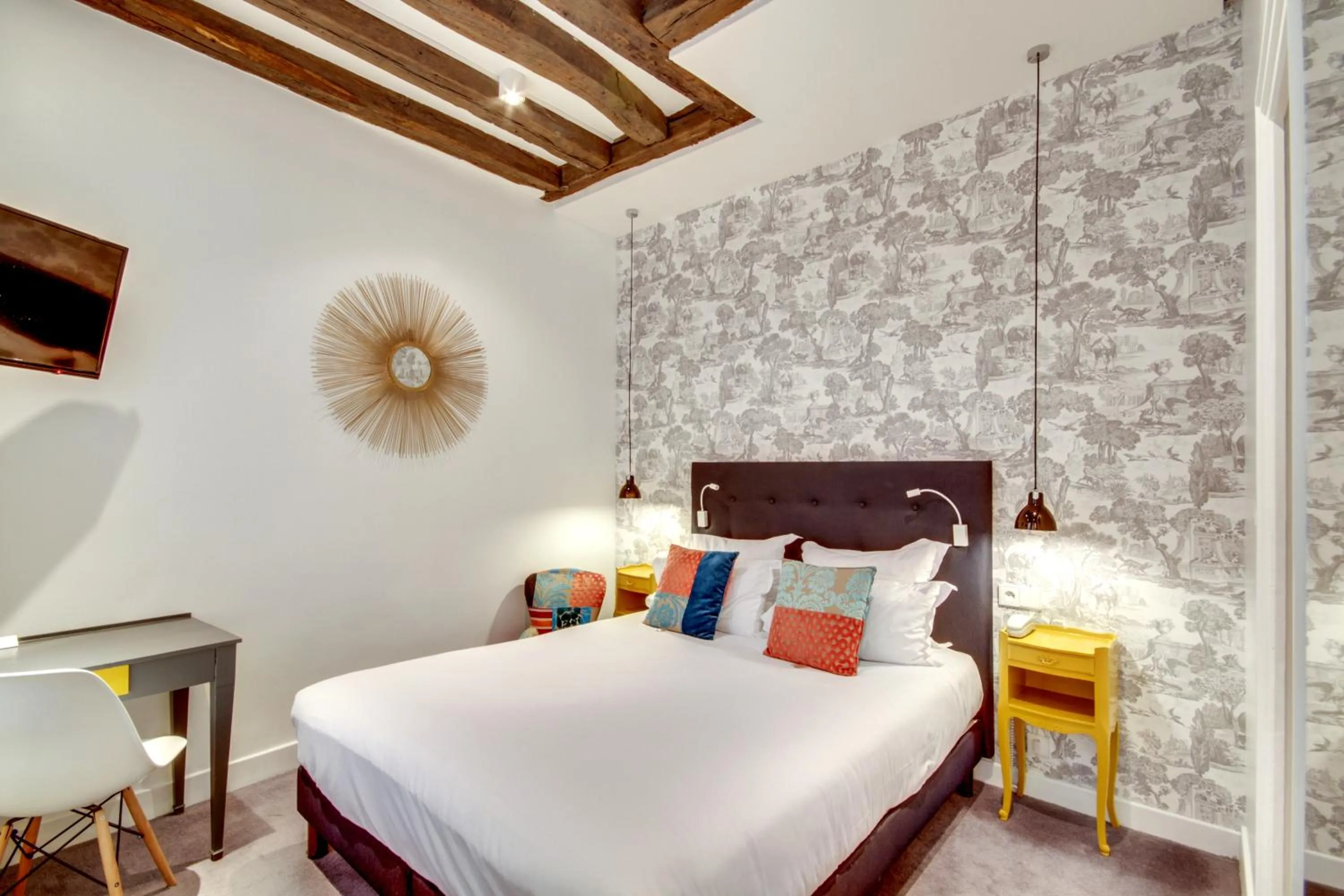 Bed in Hôtel Sèvres Saint Germain