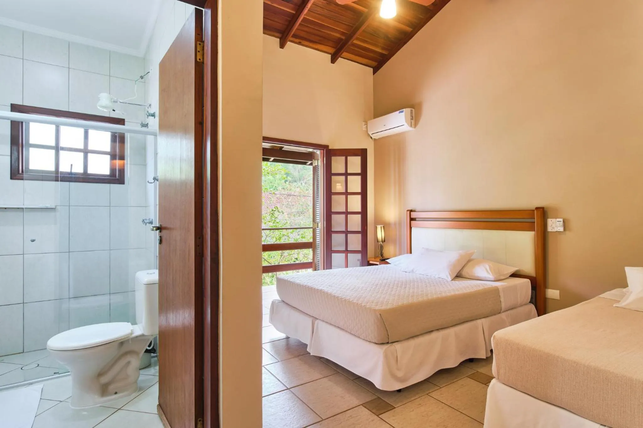 Toilet, Bed in Pousada Recanto Montecarlo