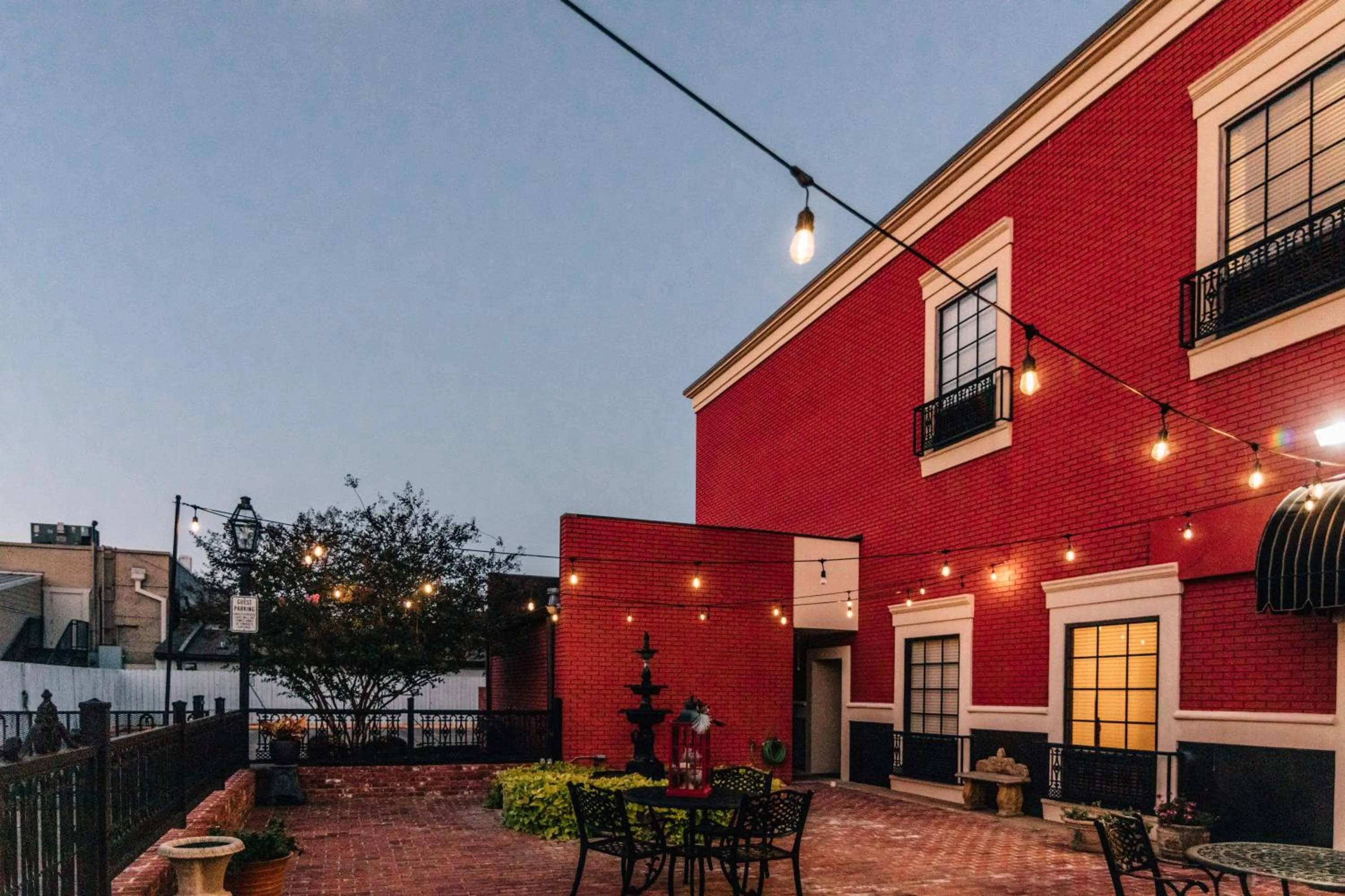 Inner courtyard view in Church Street Inn