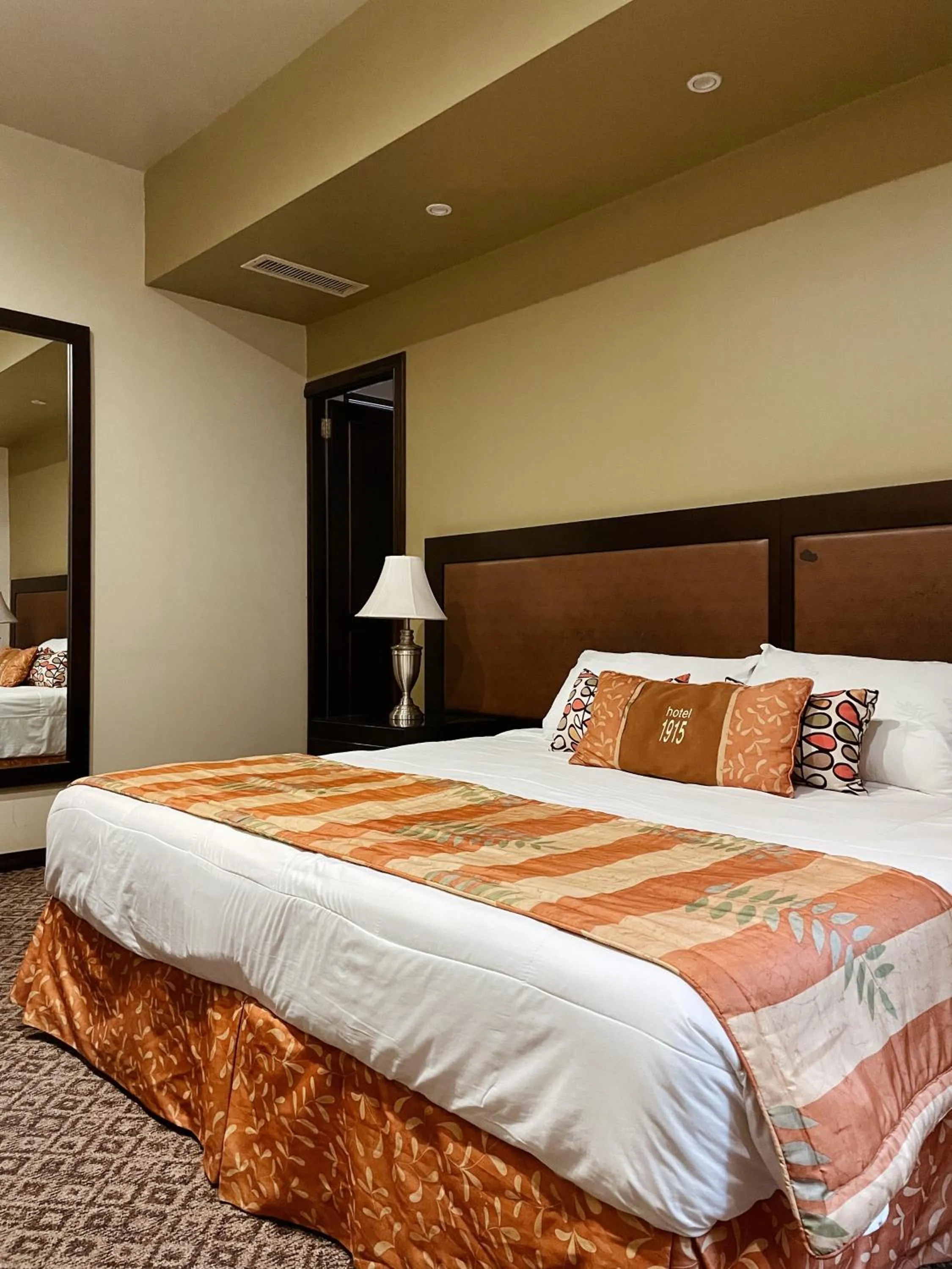 Photo of the whole room, Bed in Hotel 1915 INN & SUITES