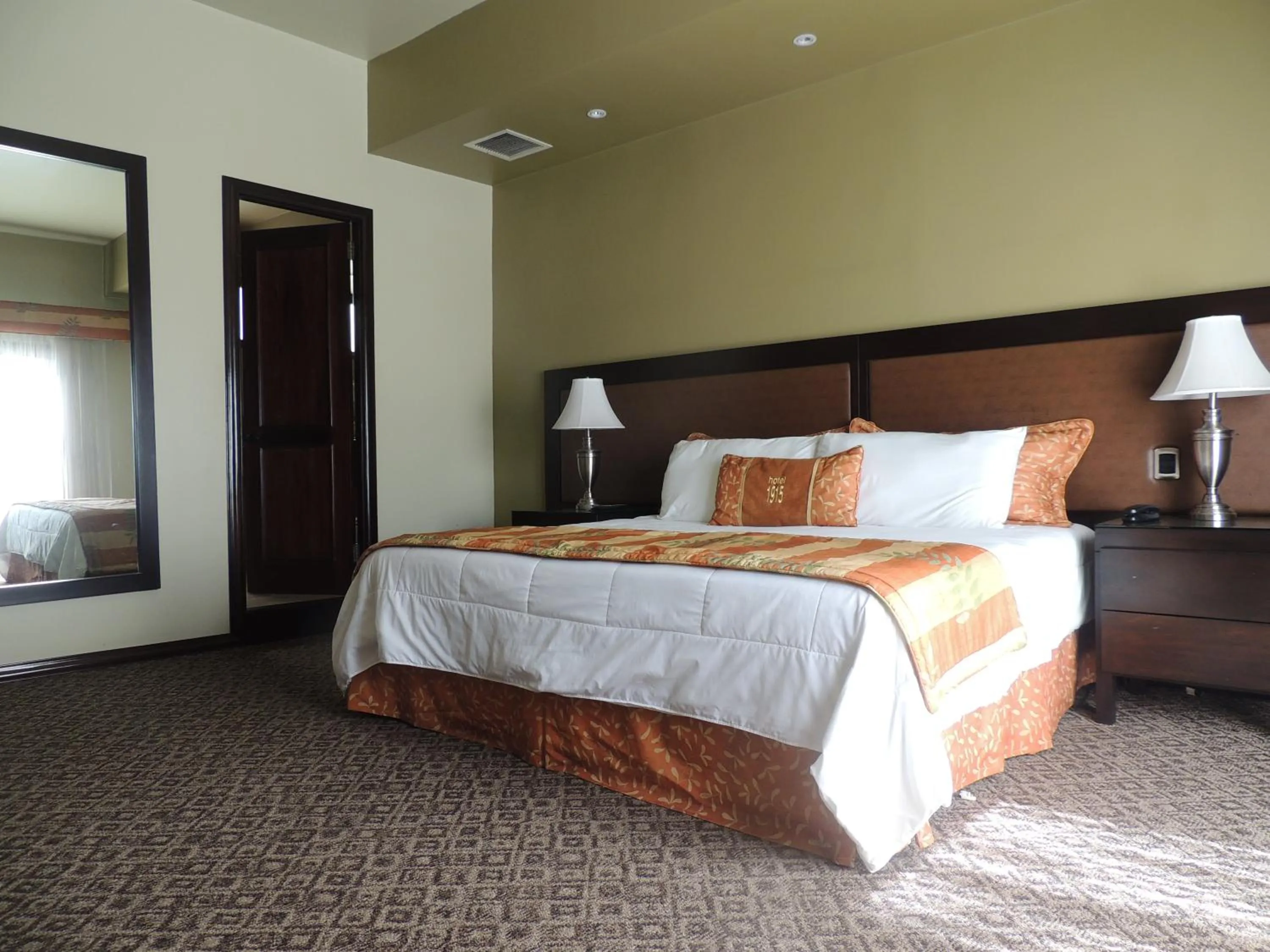 Photo of the whole room, Bed in Hotel 1915 INN & SUITES