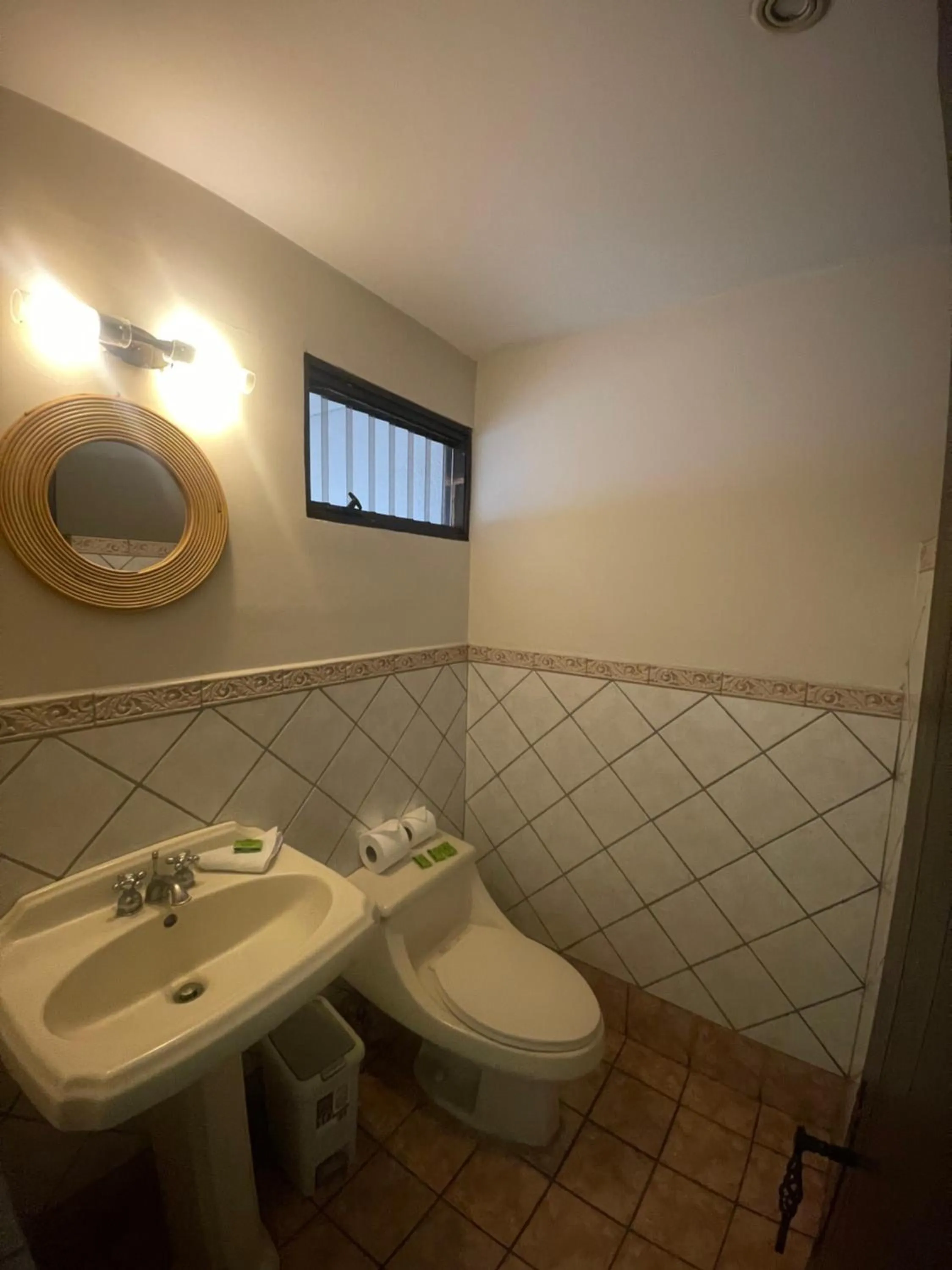 Bathroom in Hotel 1915 INN & SUITES