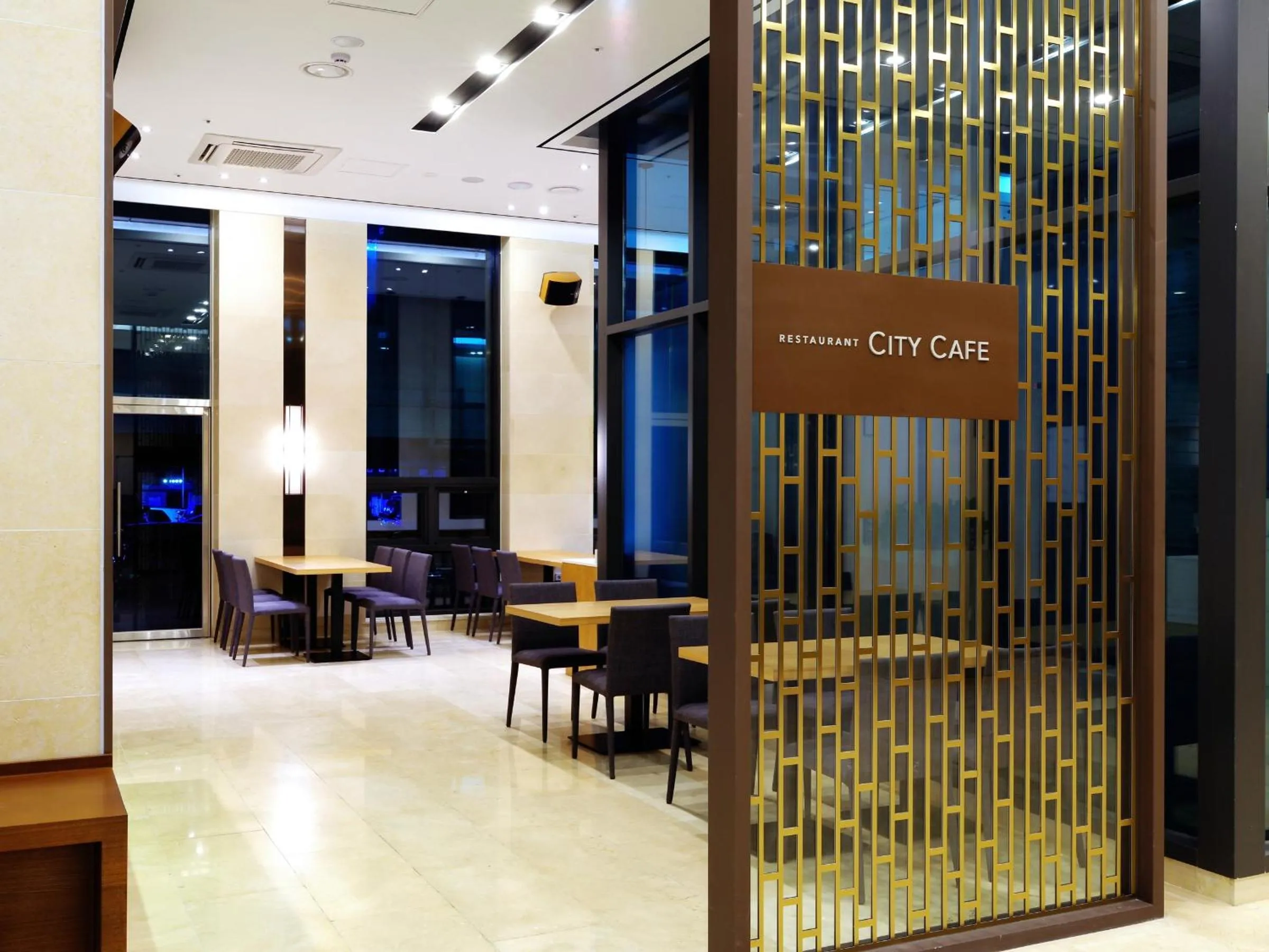Restaurant/places to eat in ON City Hotel