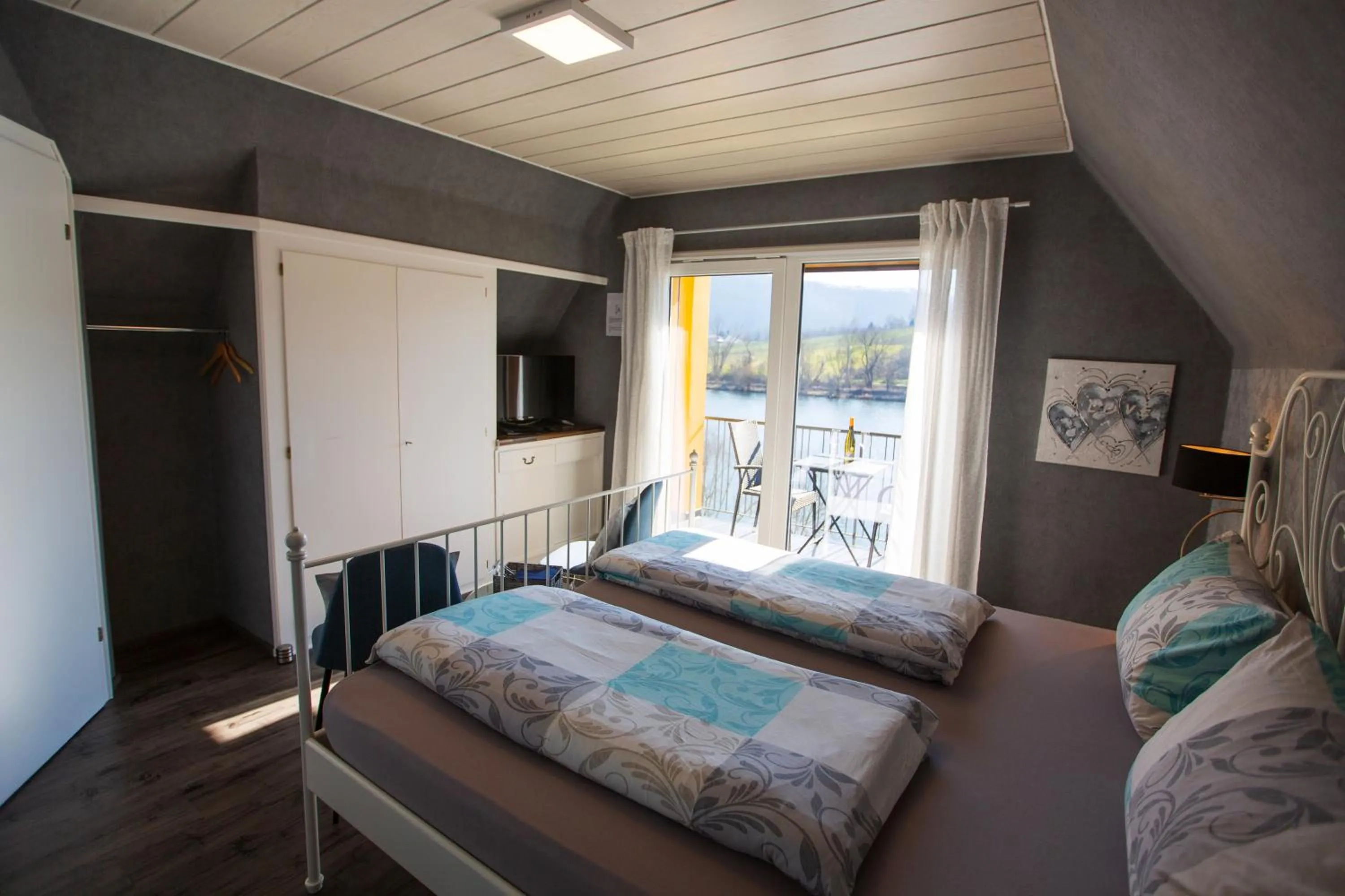 Photo of the whole room, Bed in Der Weinladen