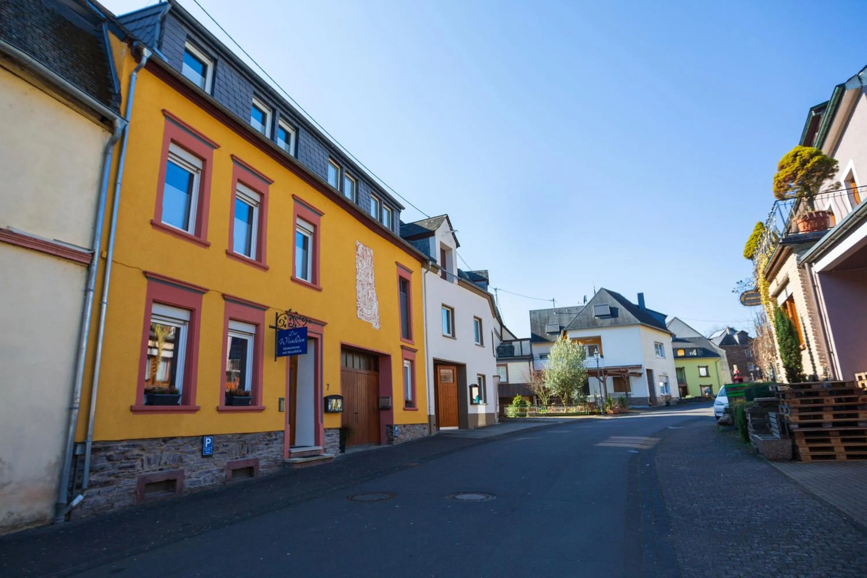 Property building in Der Weinladen