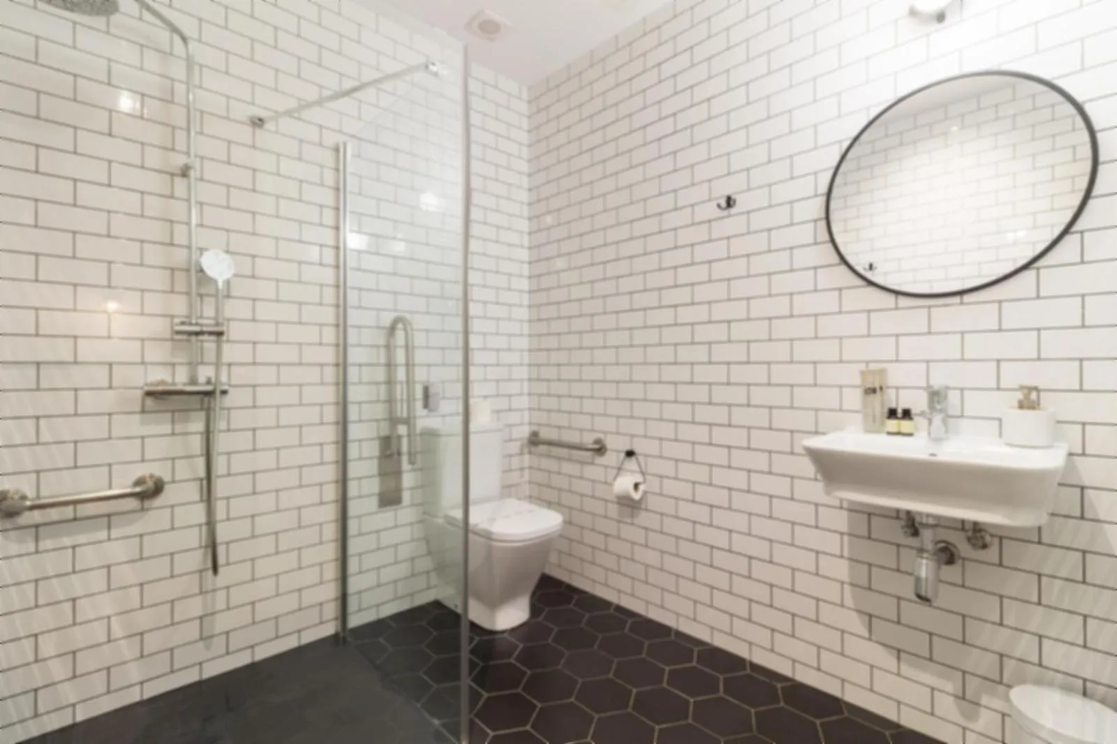 Shower in Magatzem 128