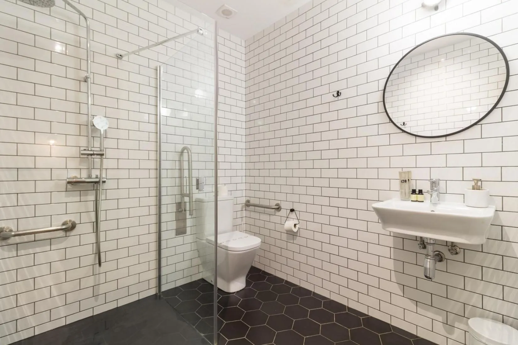 Shower in Magatzem 128