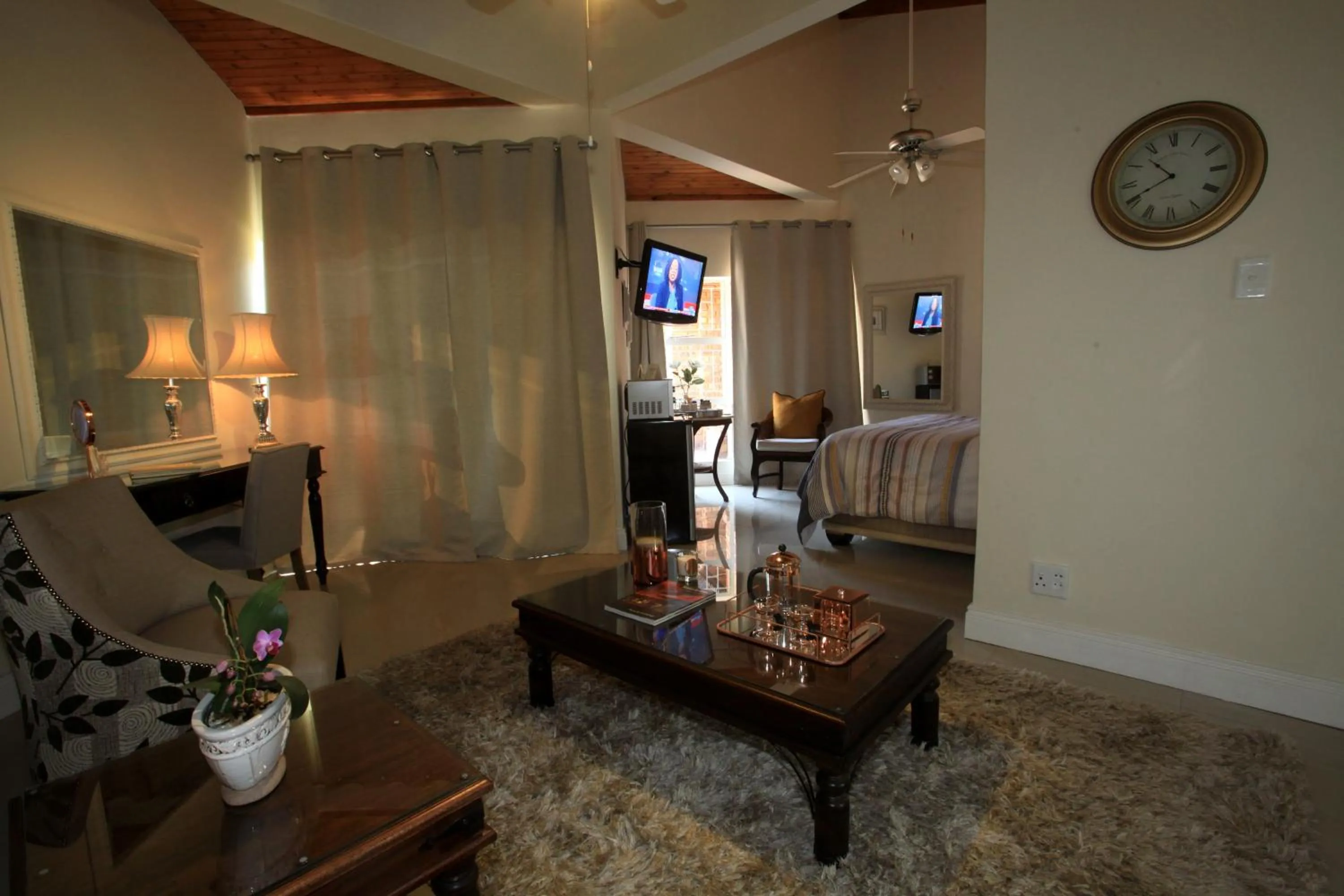 Photo of the whole room, Bed in Andante Lodge