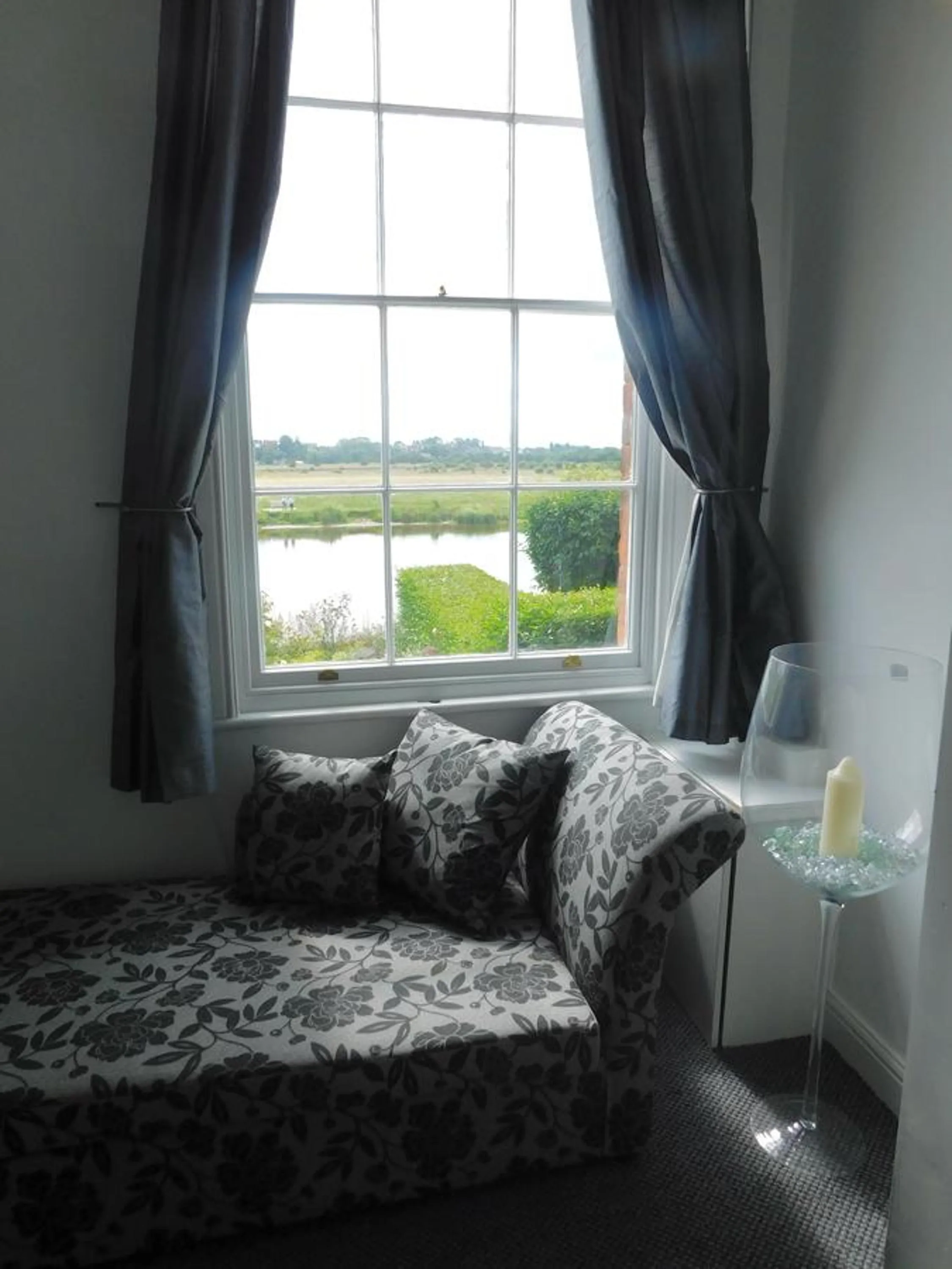 Neighbourhood, Bed in Rondeva