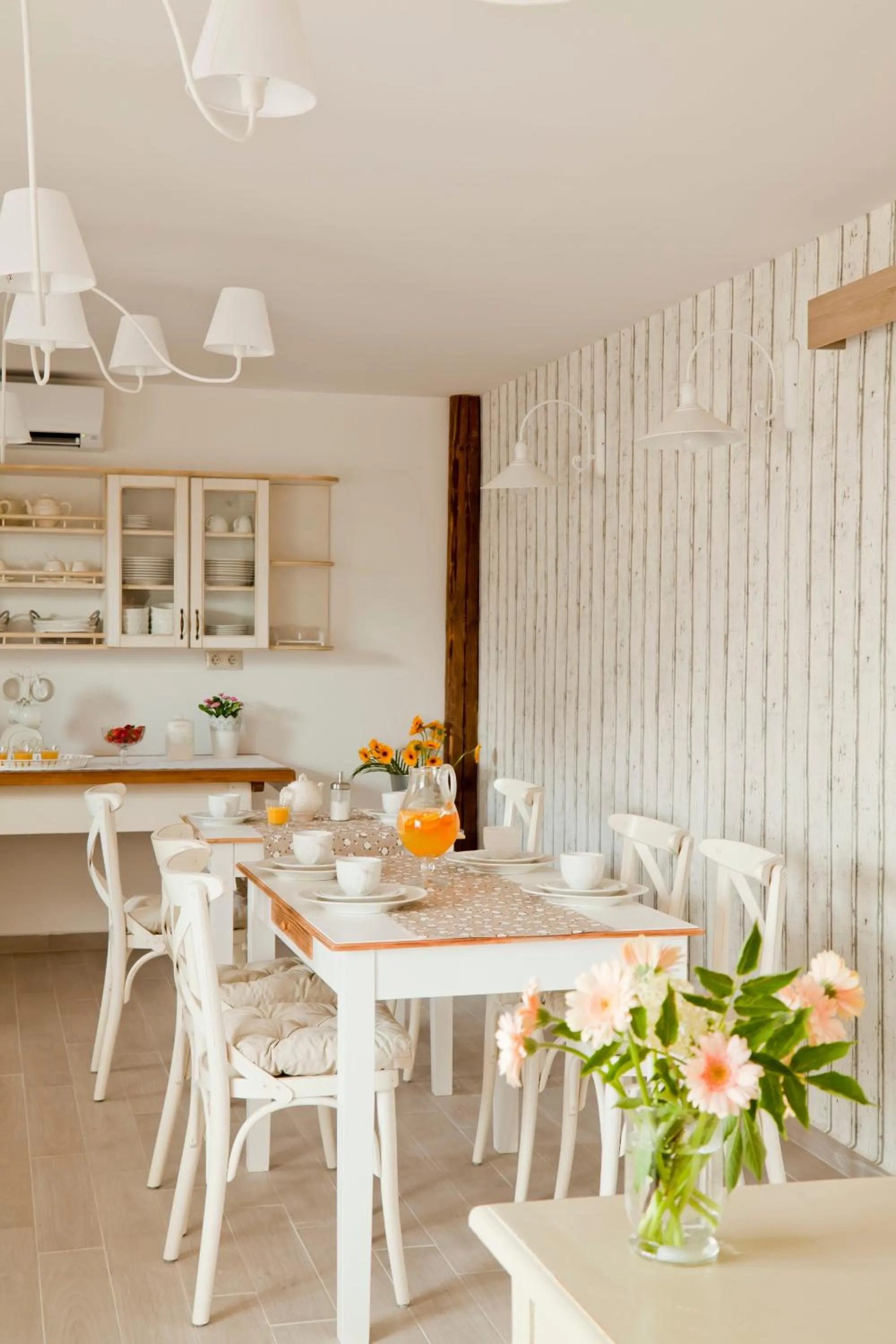 Restaurant/places to eat in Barackvirág Apartmanház