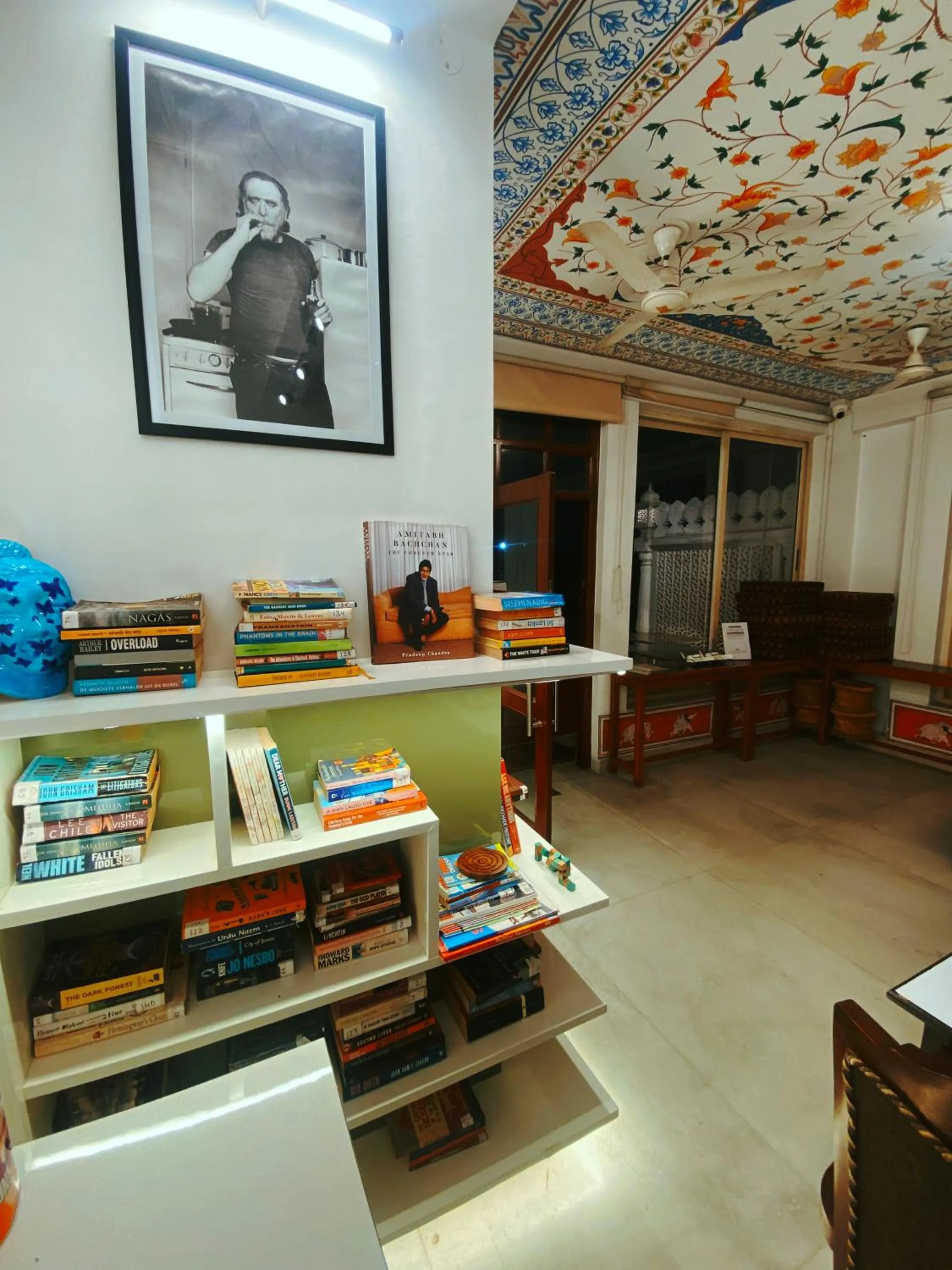 Communal lounge/ TV room in Chitra Katha - A Story Per Stay