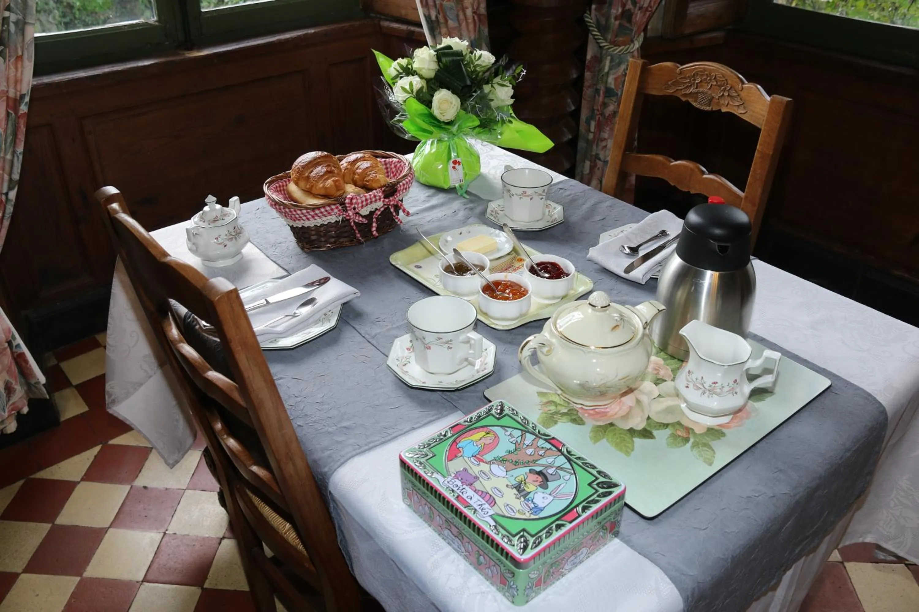 Breakfast in Chateau de Vouilly