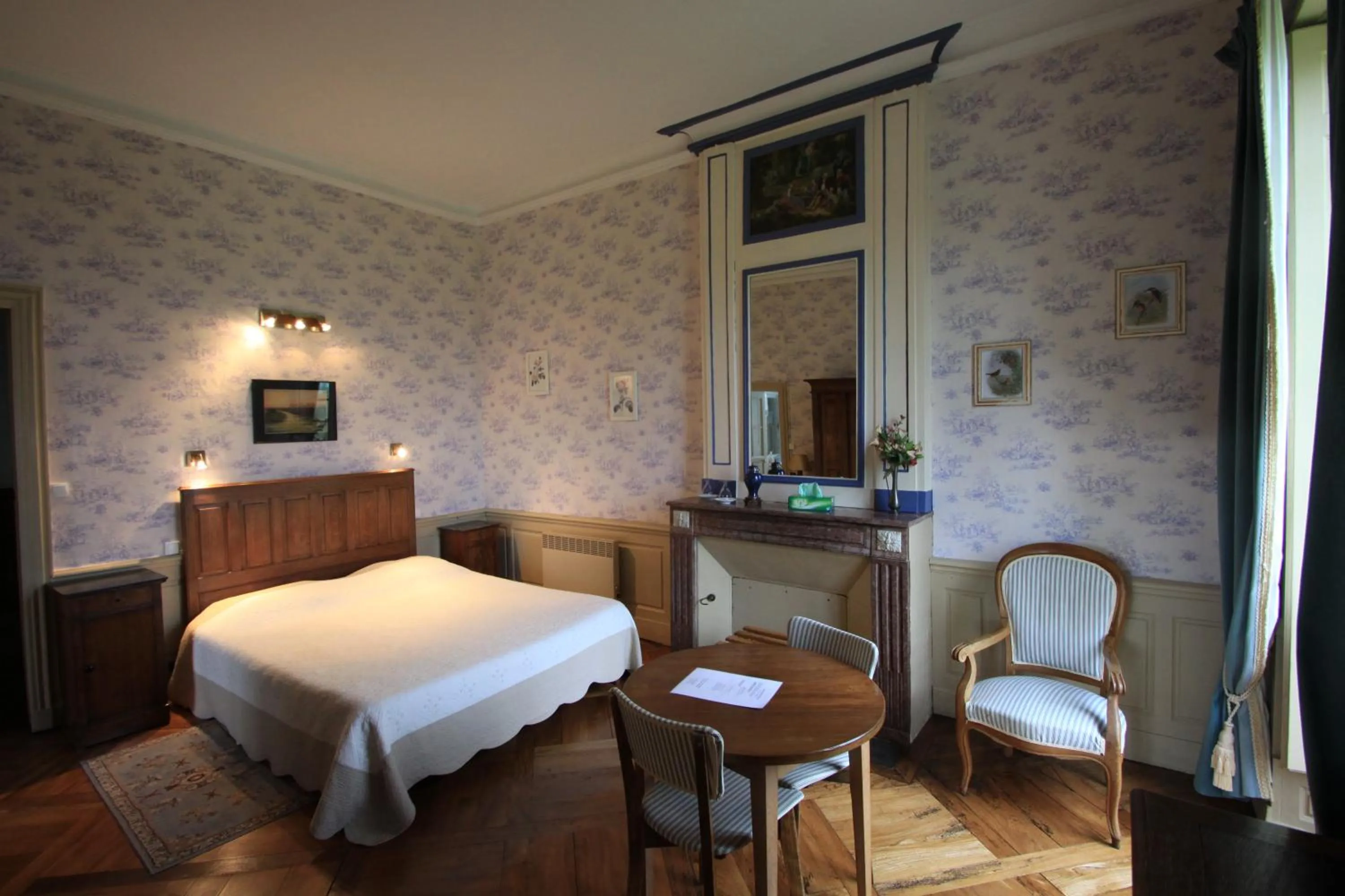 Bedroom, Bed in Chateau de Vouilly