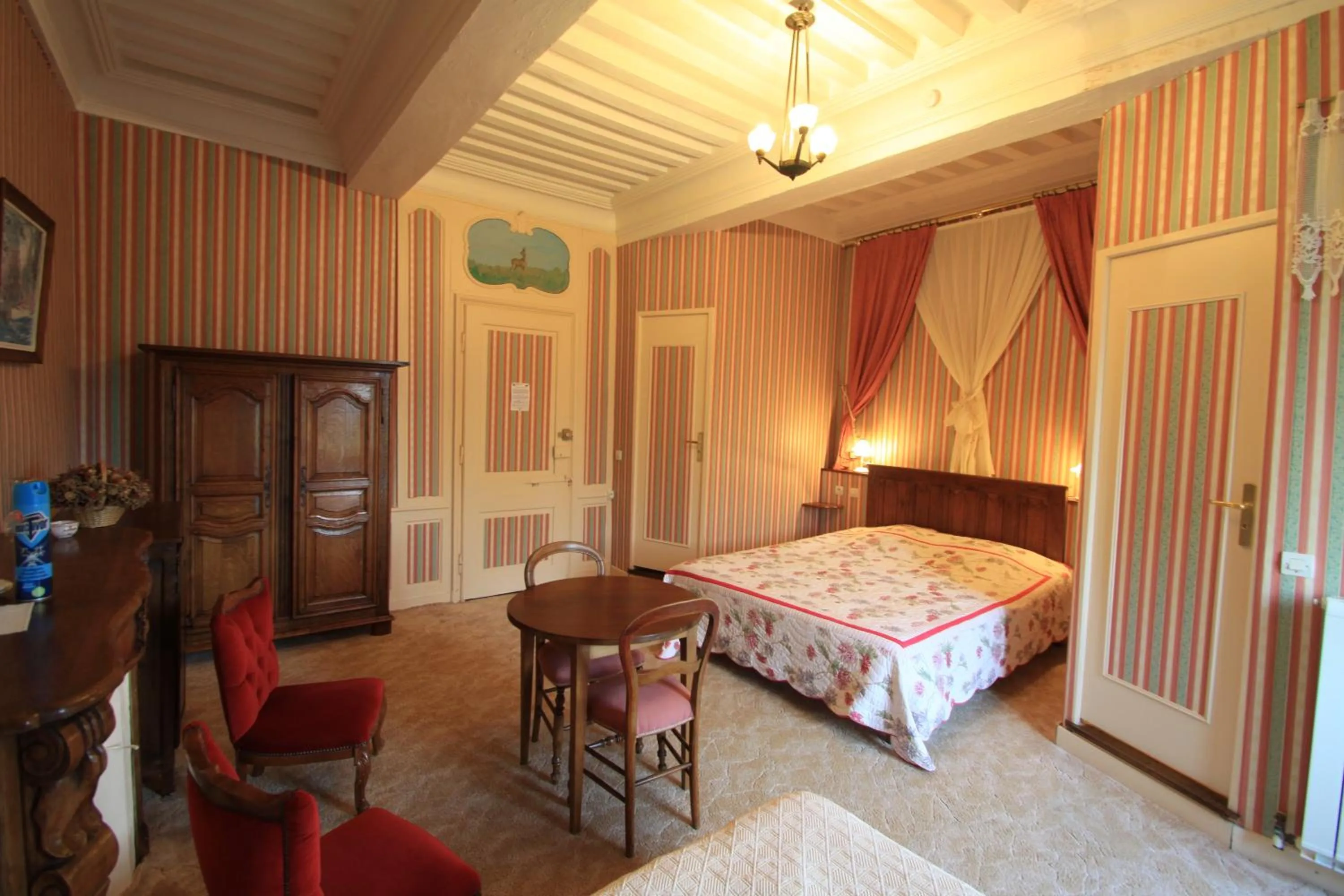 Bedroom, Bed in Chateau de Vouilly