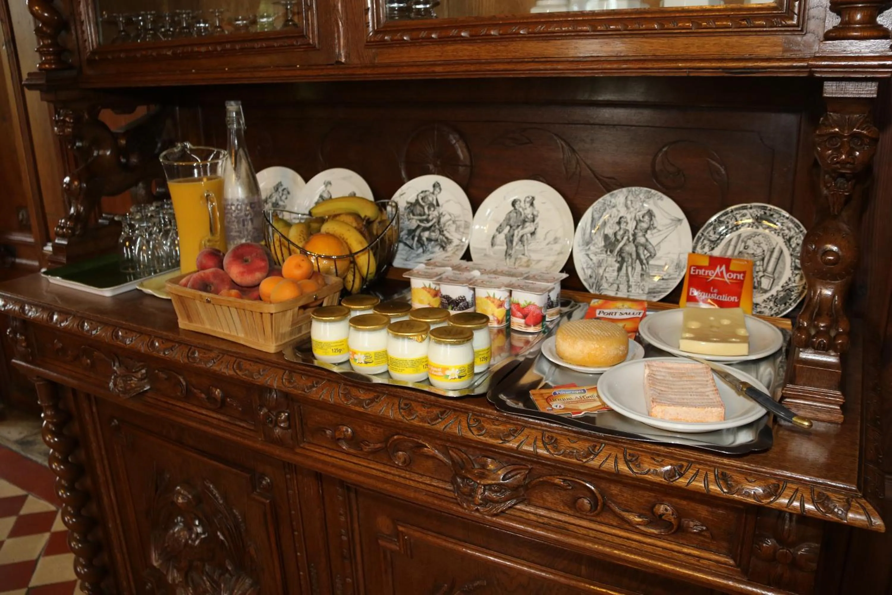 Breakfast in Chateau de Vouilly