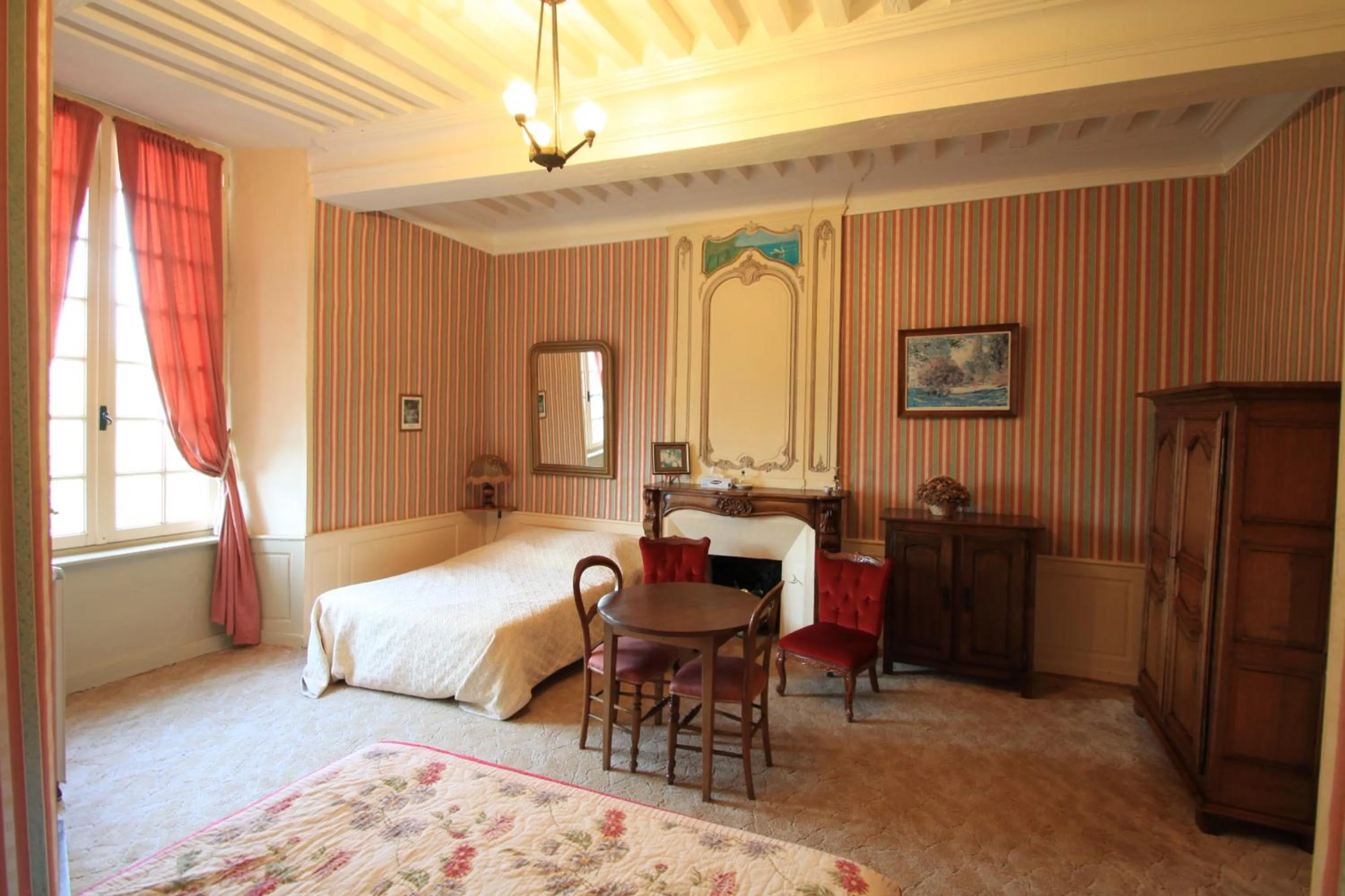 Bedroom, Bed in Chateau de Vouilly