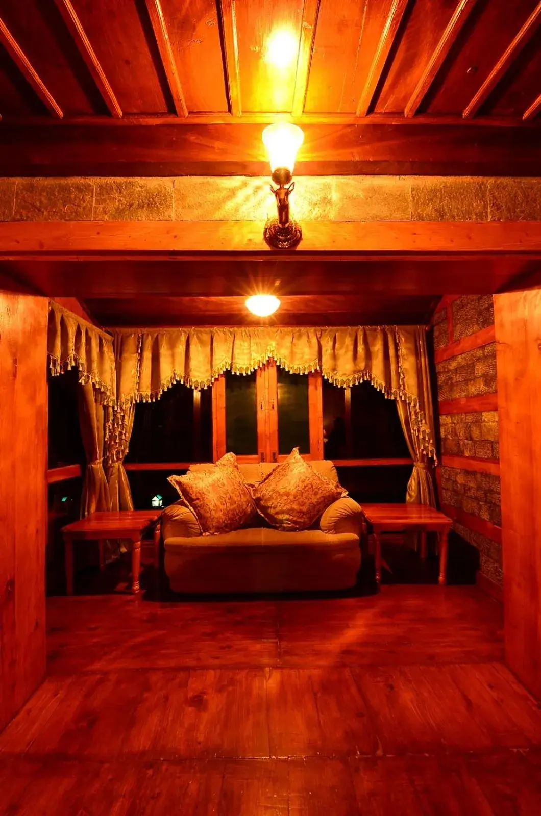 Deluxe Single Room with Balcony - single occupancy in Himalayan Kothi ,Kais, Kullu Manali Deluxe Single Room with Balcony - single occupancy in Himalayan Kothi ,Kais, Kullu Manali