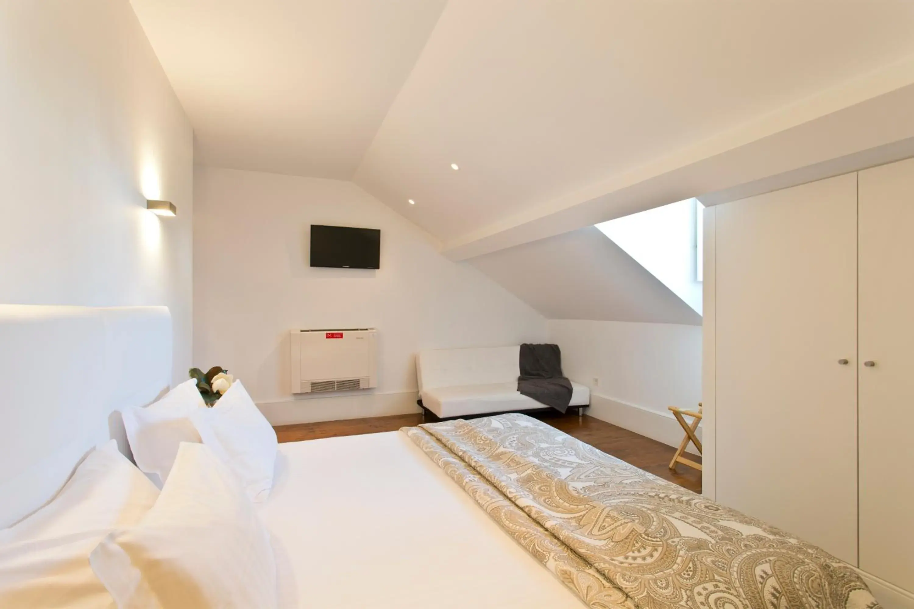 Premium Double or Triple Room with Garden View in Oporto Comfort Charming Cedofeita Premium Double or Triple Room with Garden View in Oporto Comfort Charming Cedofeita