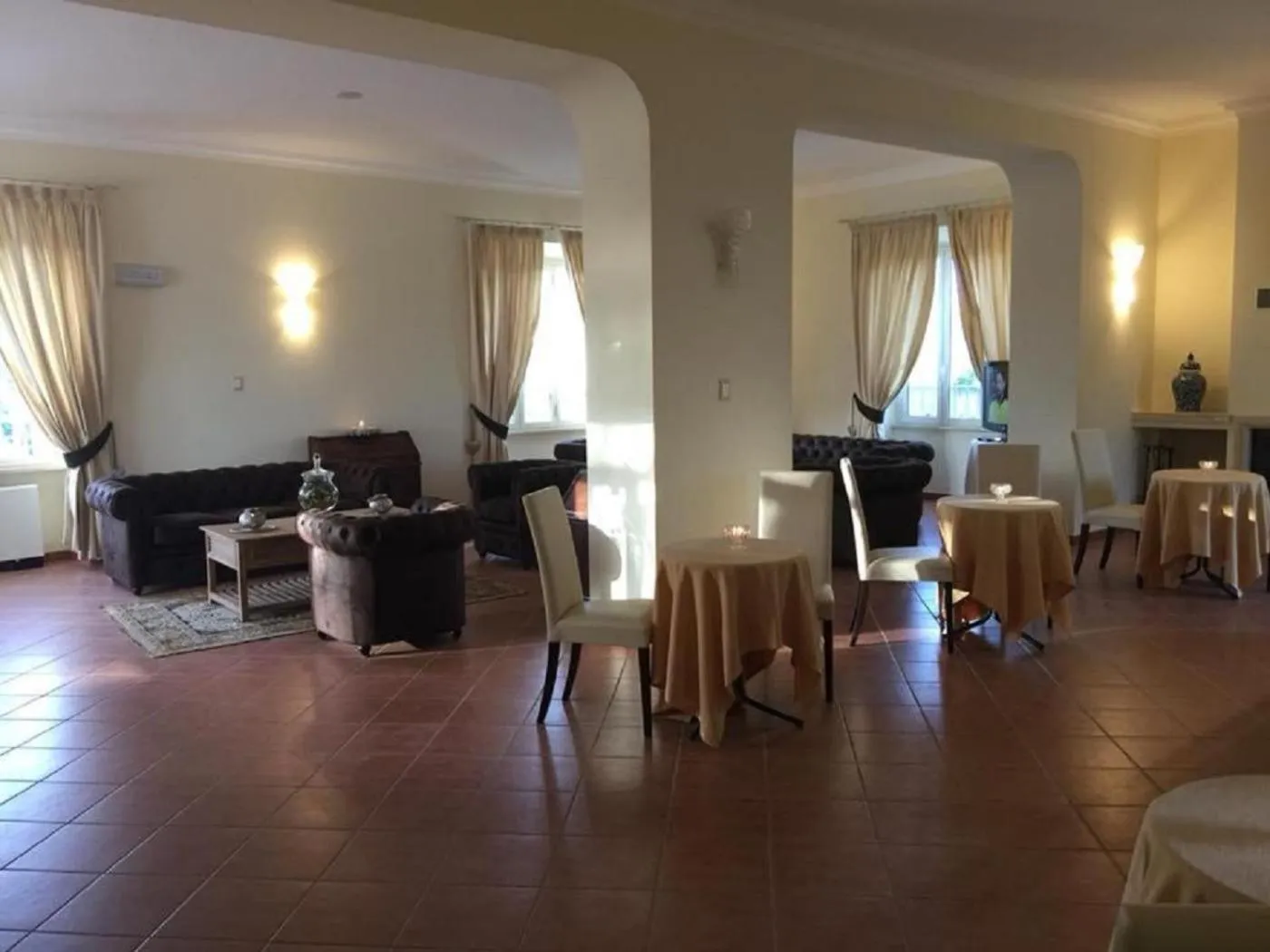 Communal lounge/ TV room in Park Hotel Villamaria