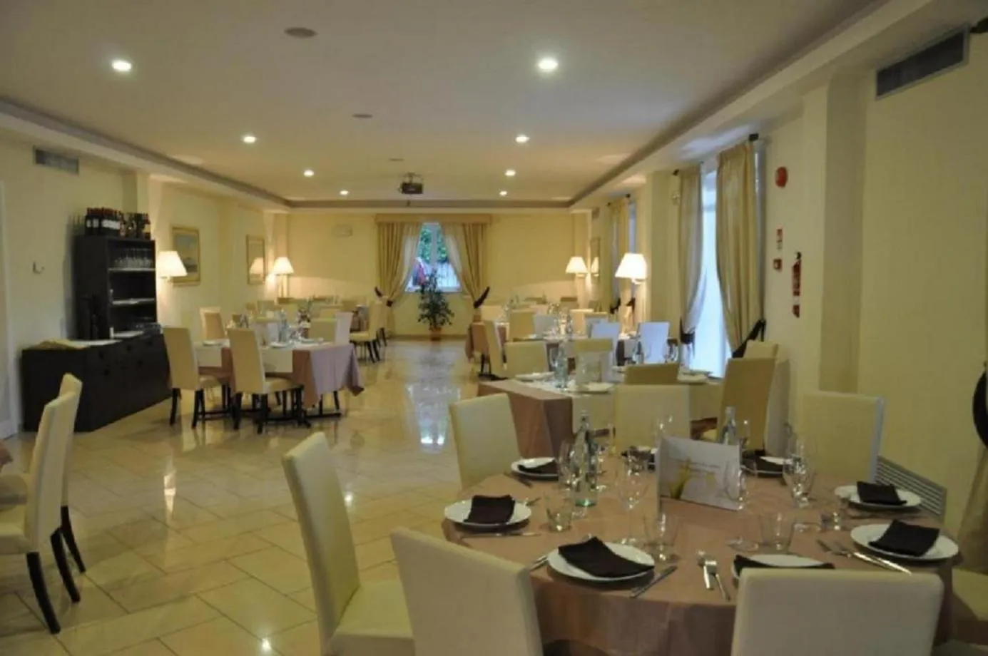 Restaurant/places to eat in Park Hotel Villamaria