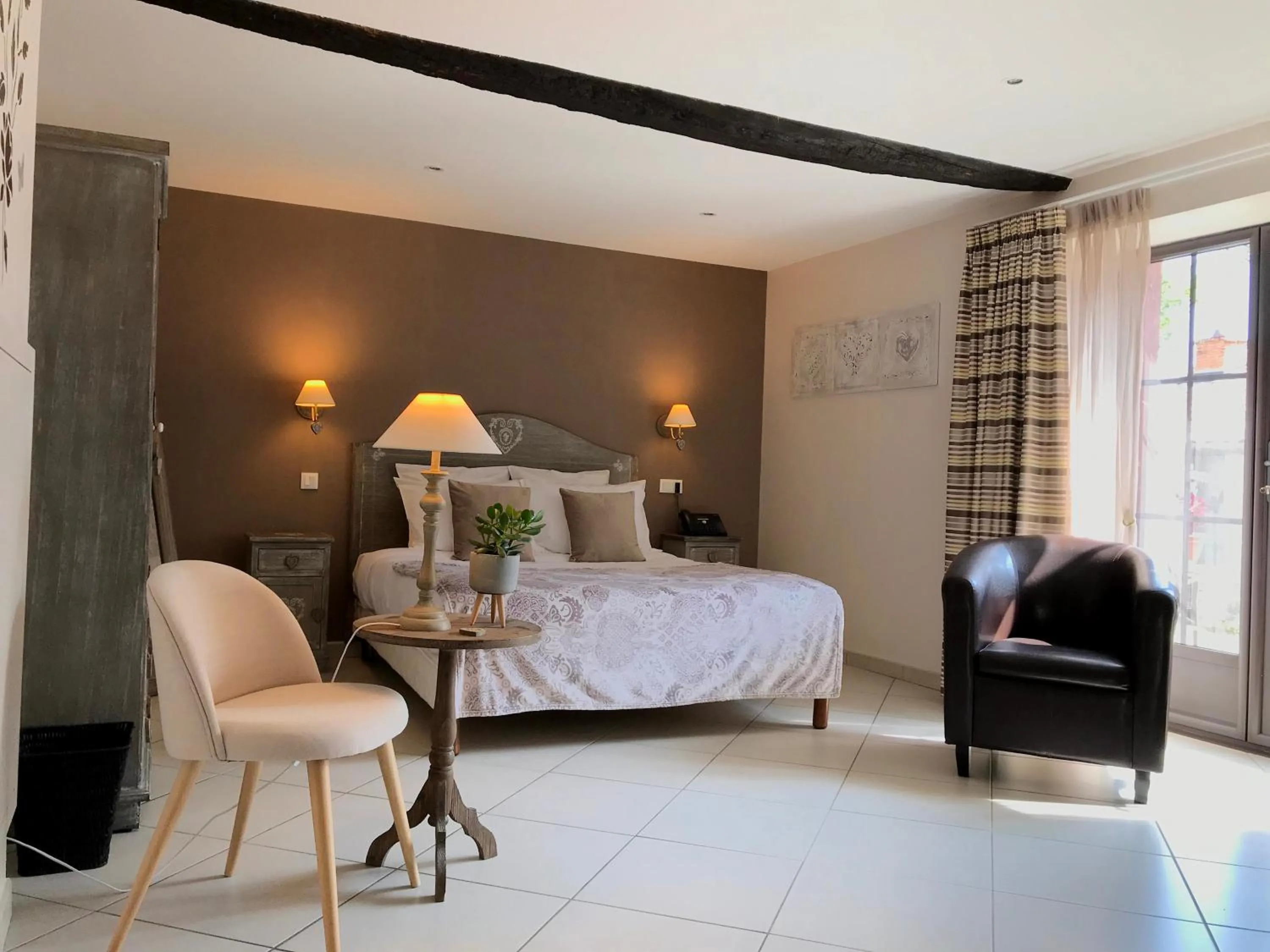 Bed in HOSTELLERIE DES BICHONNIERES