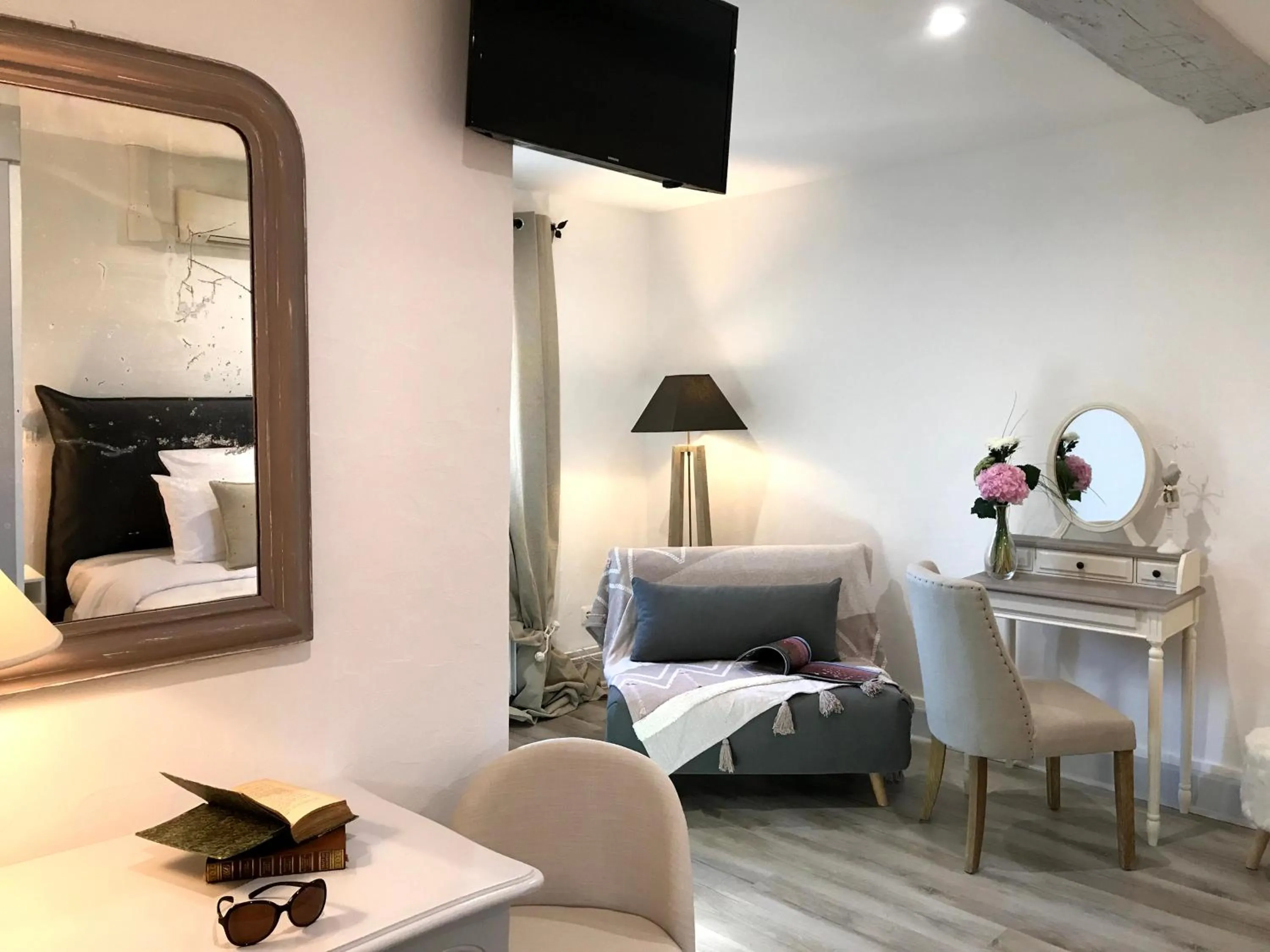 Bed in HOSTELLERIE DES BICHONNIERES