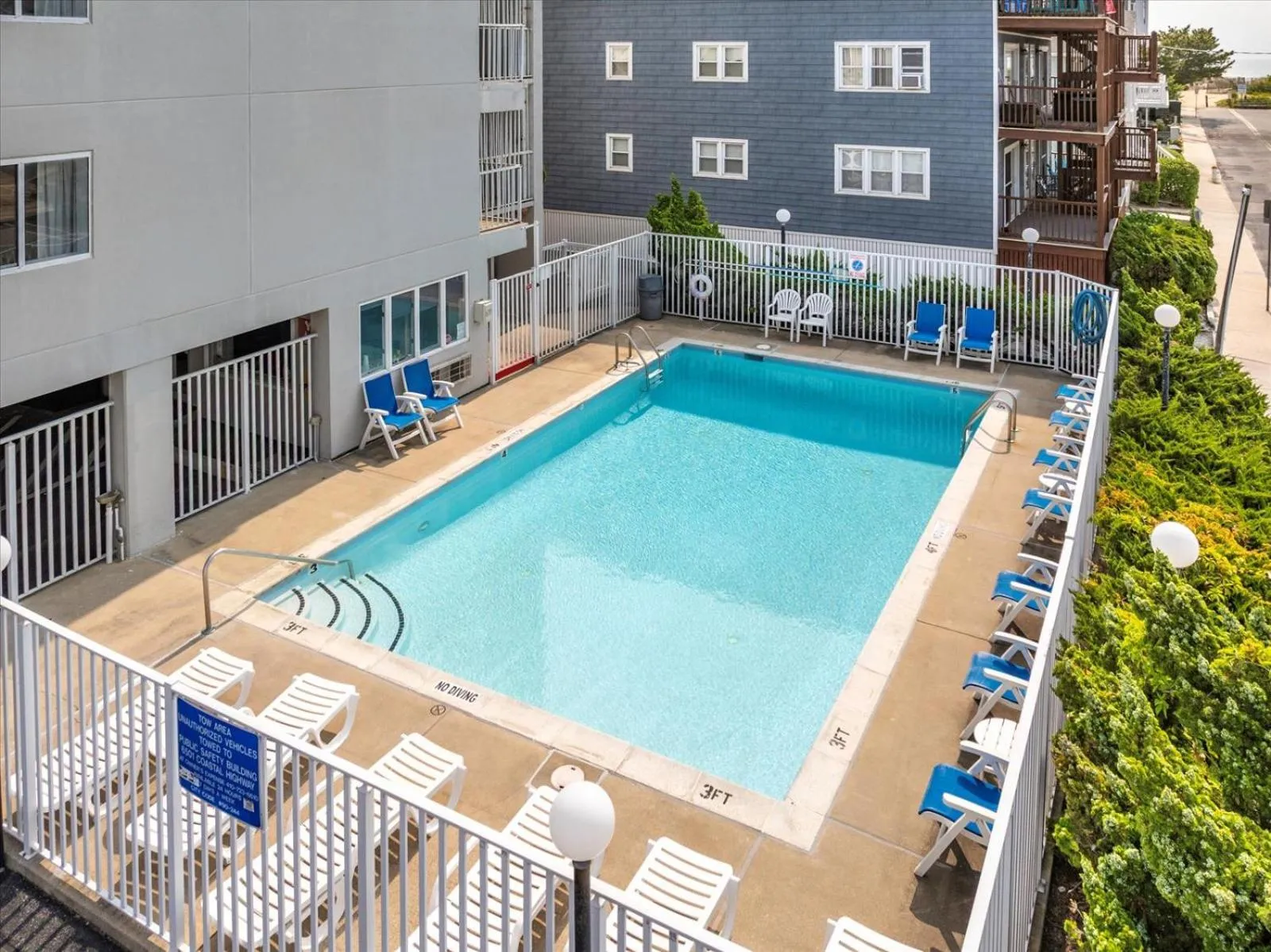 Swimming pool in Beachcomber Motel