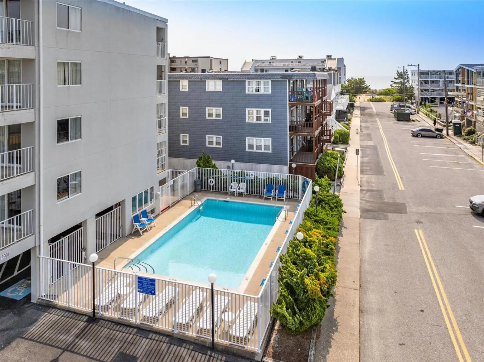 Swimming pool in Beachcomber Motel