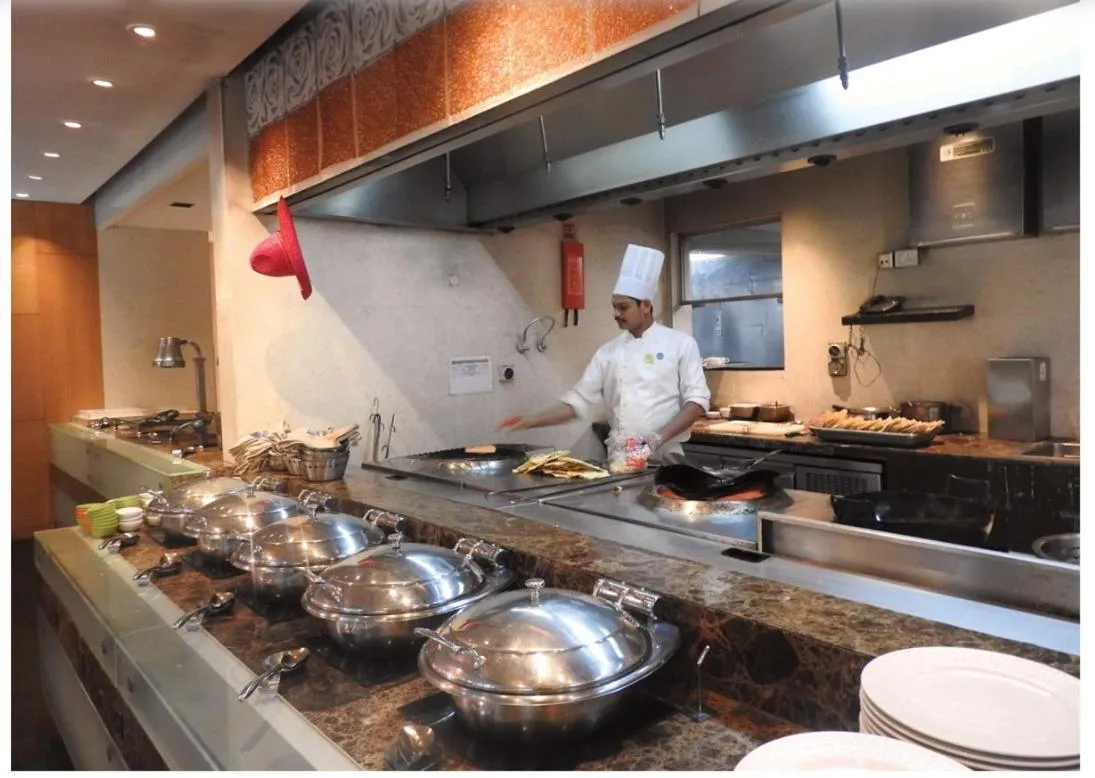 Kitchen or kitchenette in Hotel Sarawan