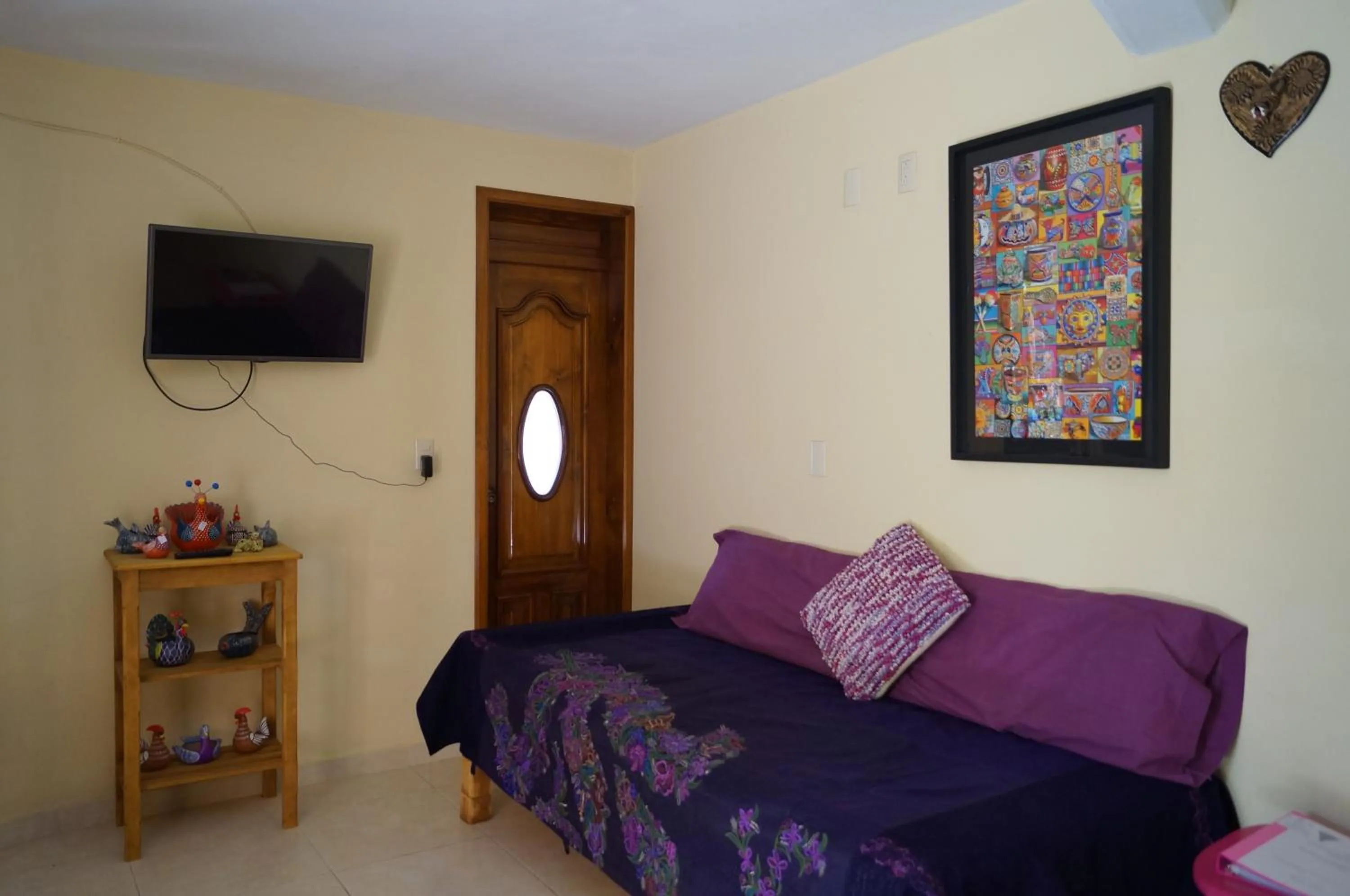 Seating area, Bed in J&K Suite