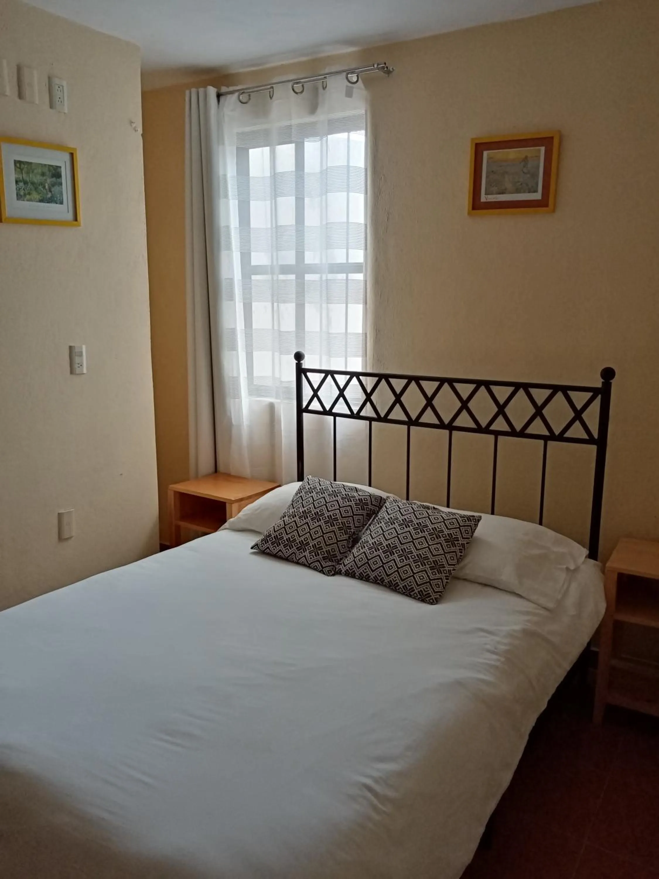 Bedroom, Bed in J&K Suite