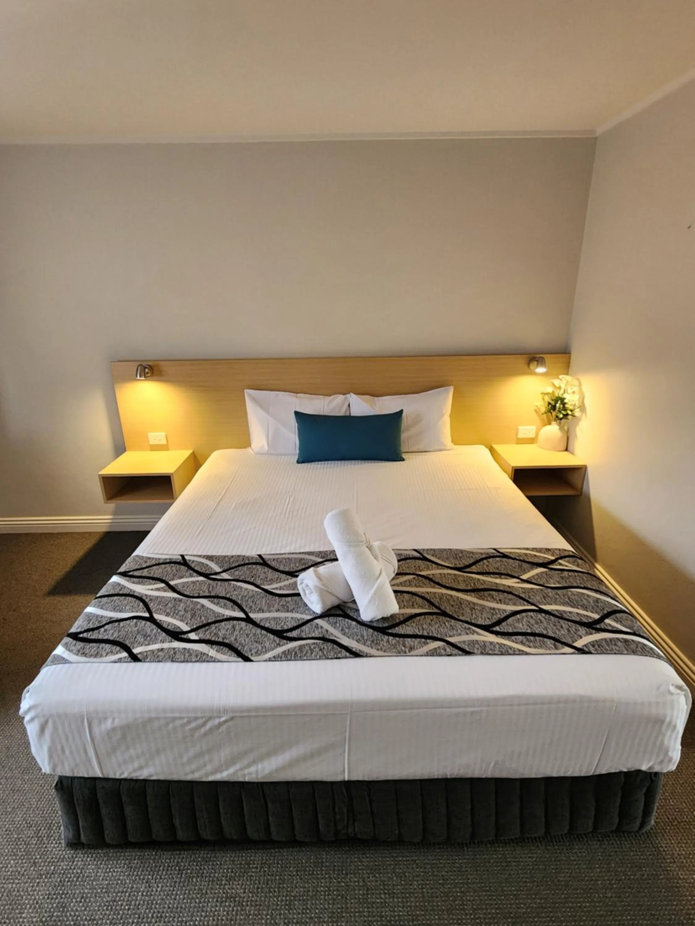 Bed in Country Gardens Motel