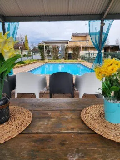 Country Gardens Motel