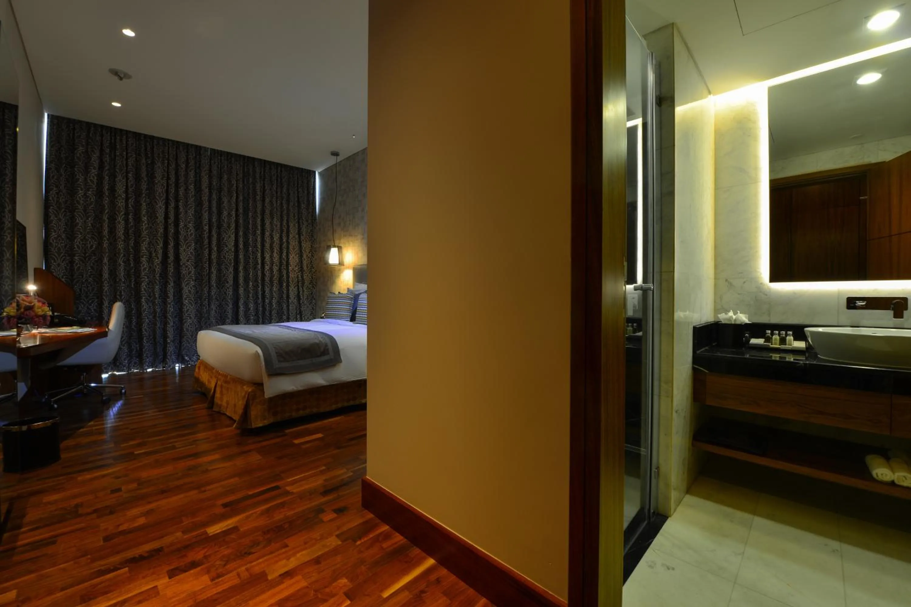 Bathroom, Bed in The Avenue Hotel