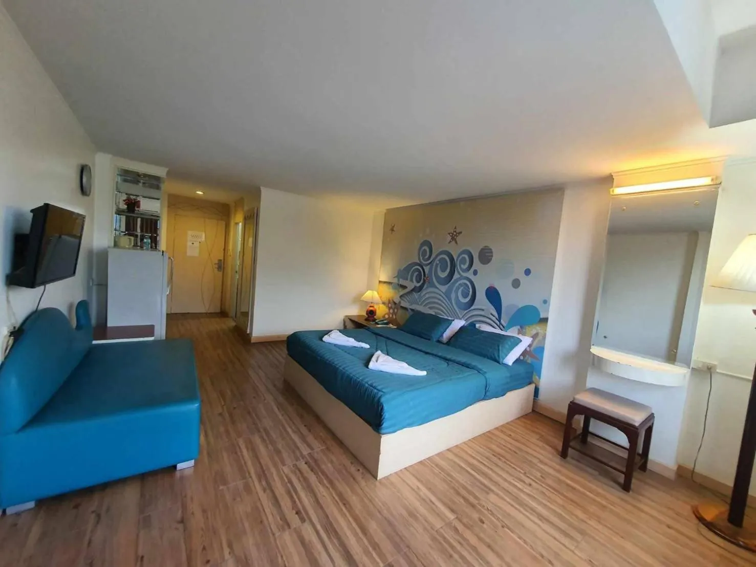 Bedroom, Bed in The Pacific Cool Chic